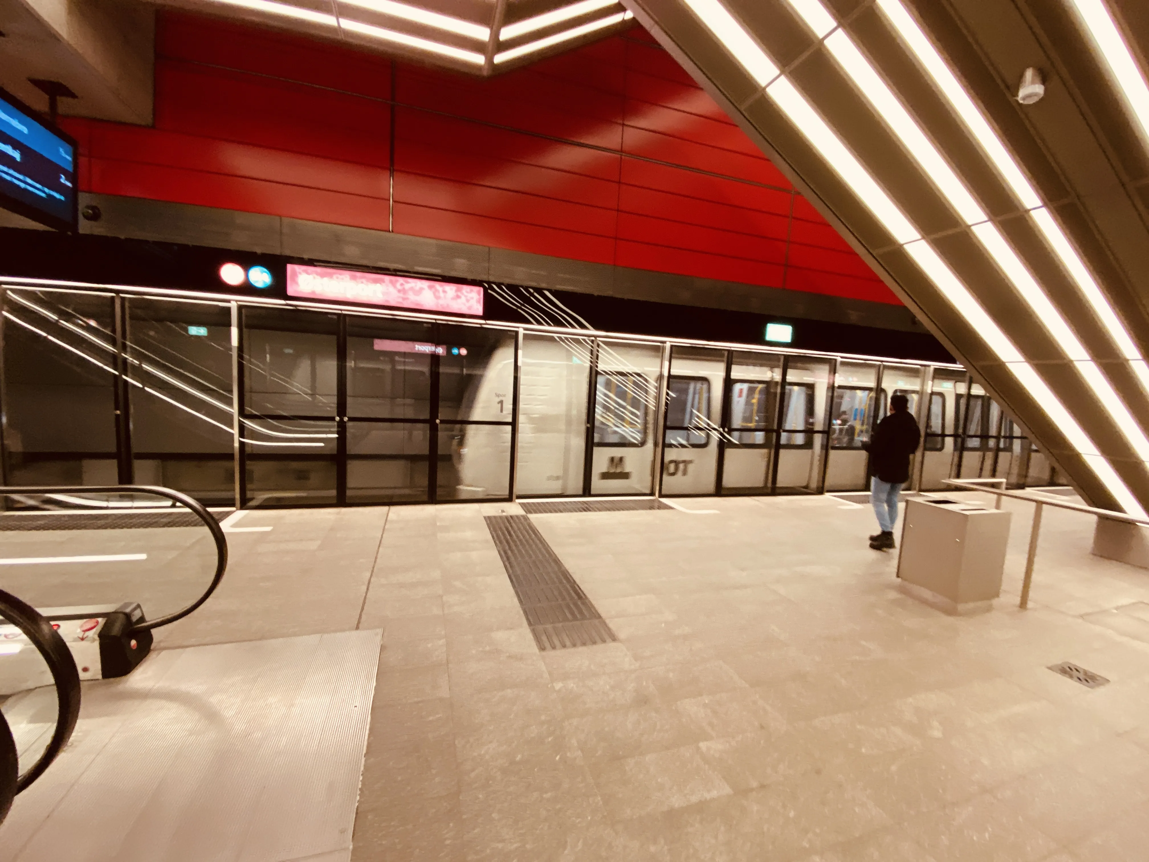 Billede af Østerport Metrostation, som har en varm og dyb rød farve, der signalerer trafik, transport og transit. Billede af Østerport Metrostation, som har en varm og dyb rød farve, der signalerer trafik, transport og transit.