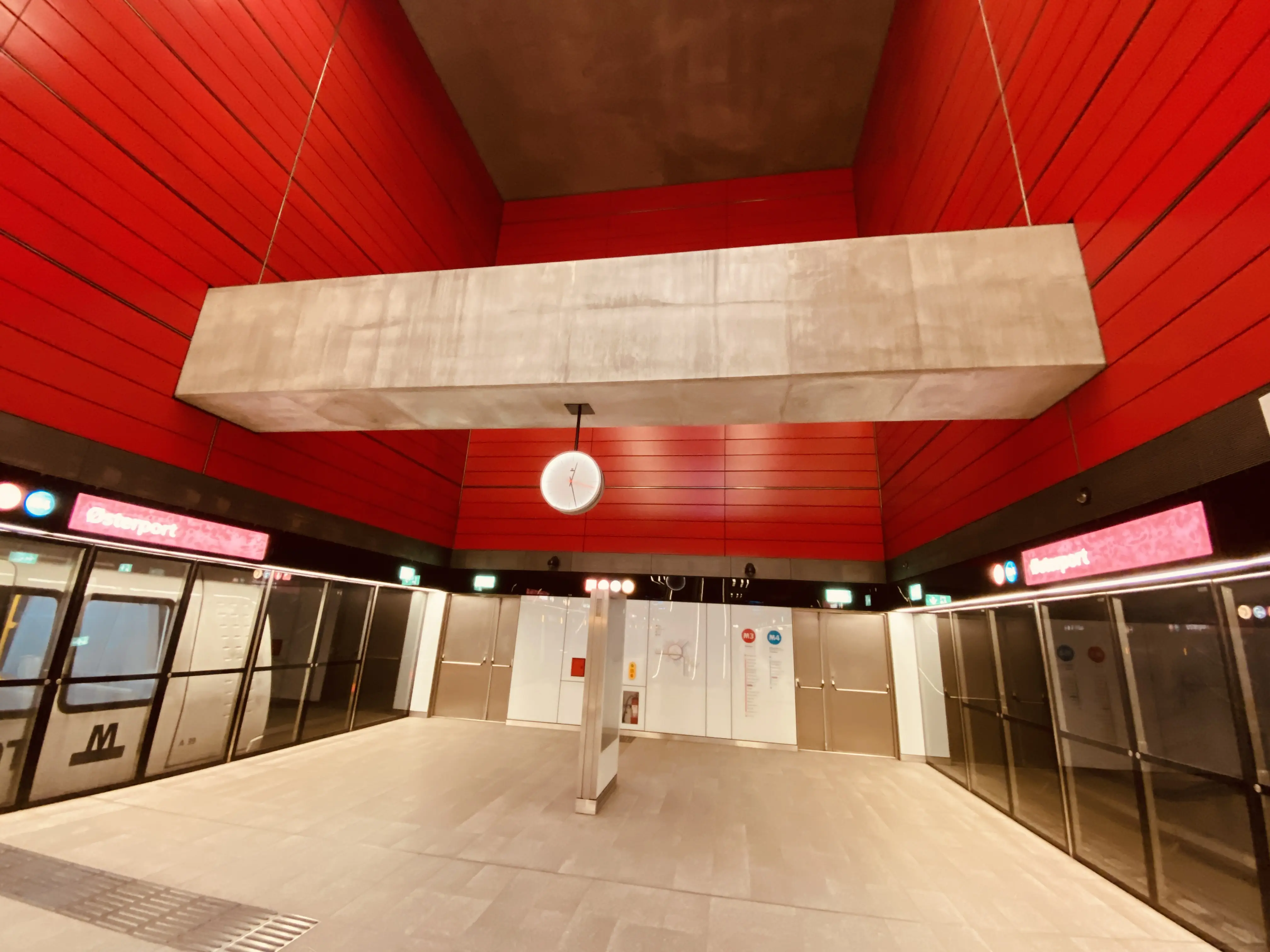 Billede af Østerport Metrostation, som har en varm og dyb rød farve, der signalerer trafik, transport og transit. Billede af Østerport Metrostation, som har en varm og dyb rød farve, der signalerer trafik, transport og transit.