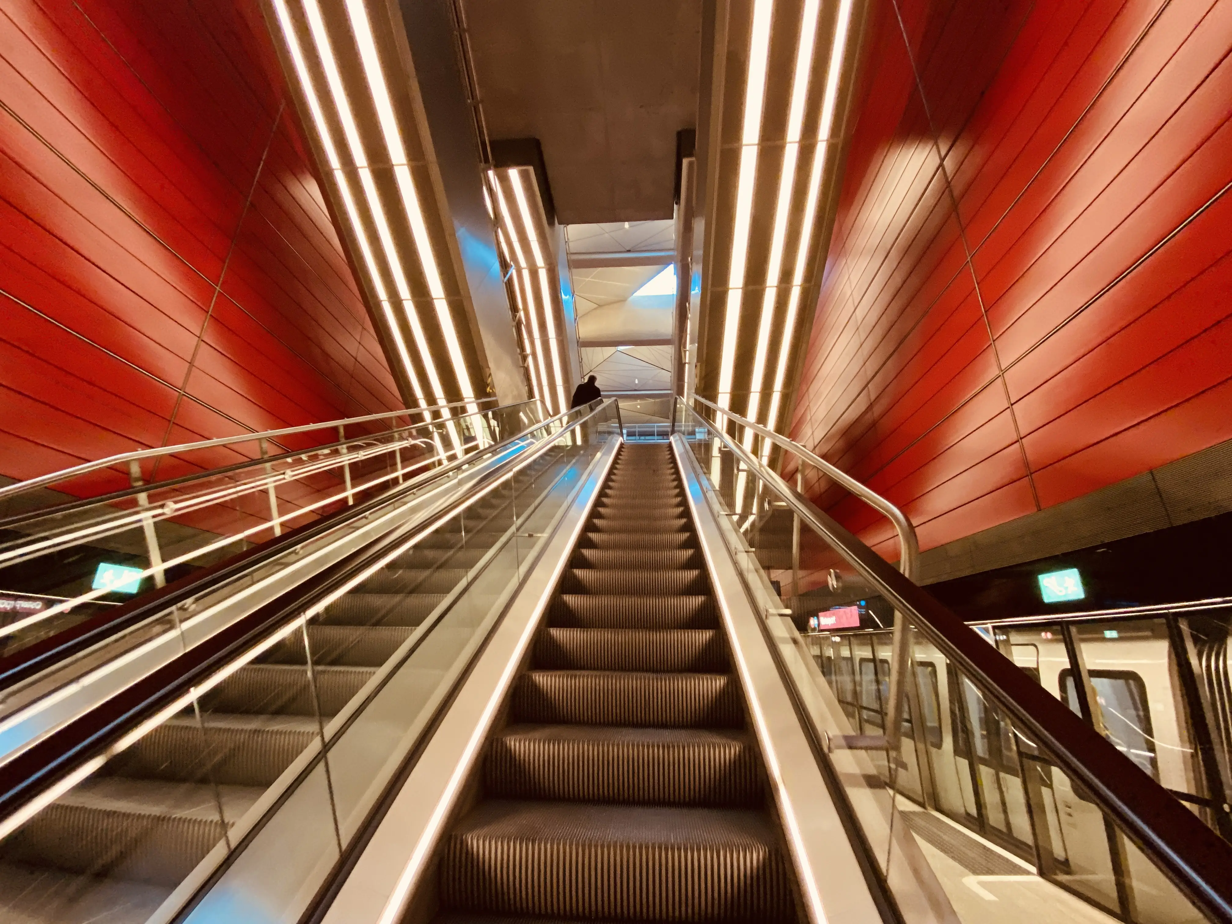 Billede af Østerport Metrostation, som har en varm og dyb rød farve, der signalerer trafik, transport og transit. Billede af Østerport Metrostation, som har en varm og dyb rød farve, der signalerer trafik, transport og transit.