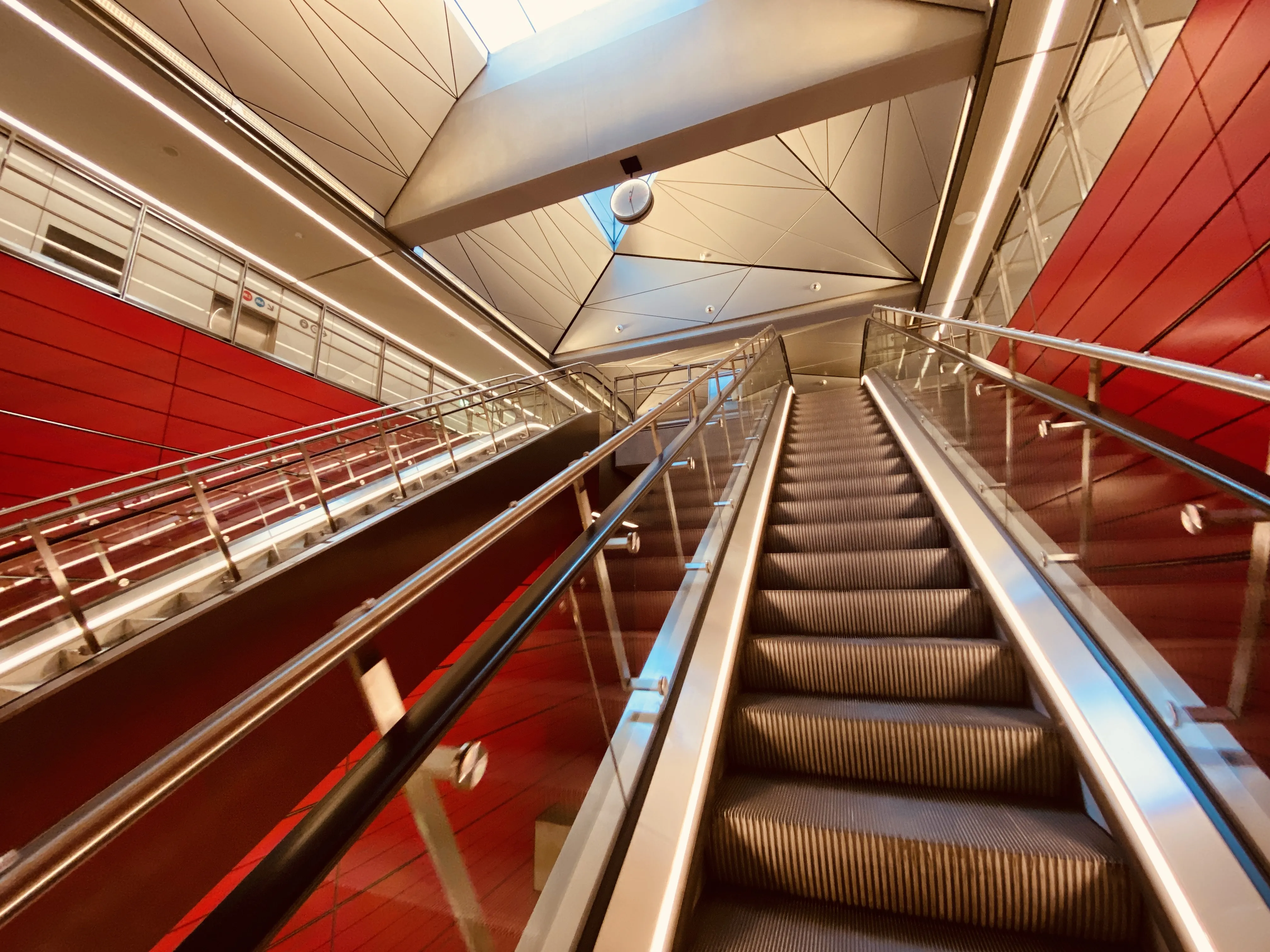Billede af Østerport Metrostation, som har en varm og dyb rød farve, der signalerer trafik, transport og transit. Billede af Østerport Metrostation, som har en varm og dyb rød farve, der signalerer trafik, transport og transit.