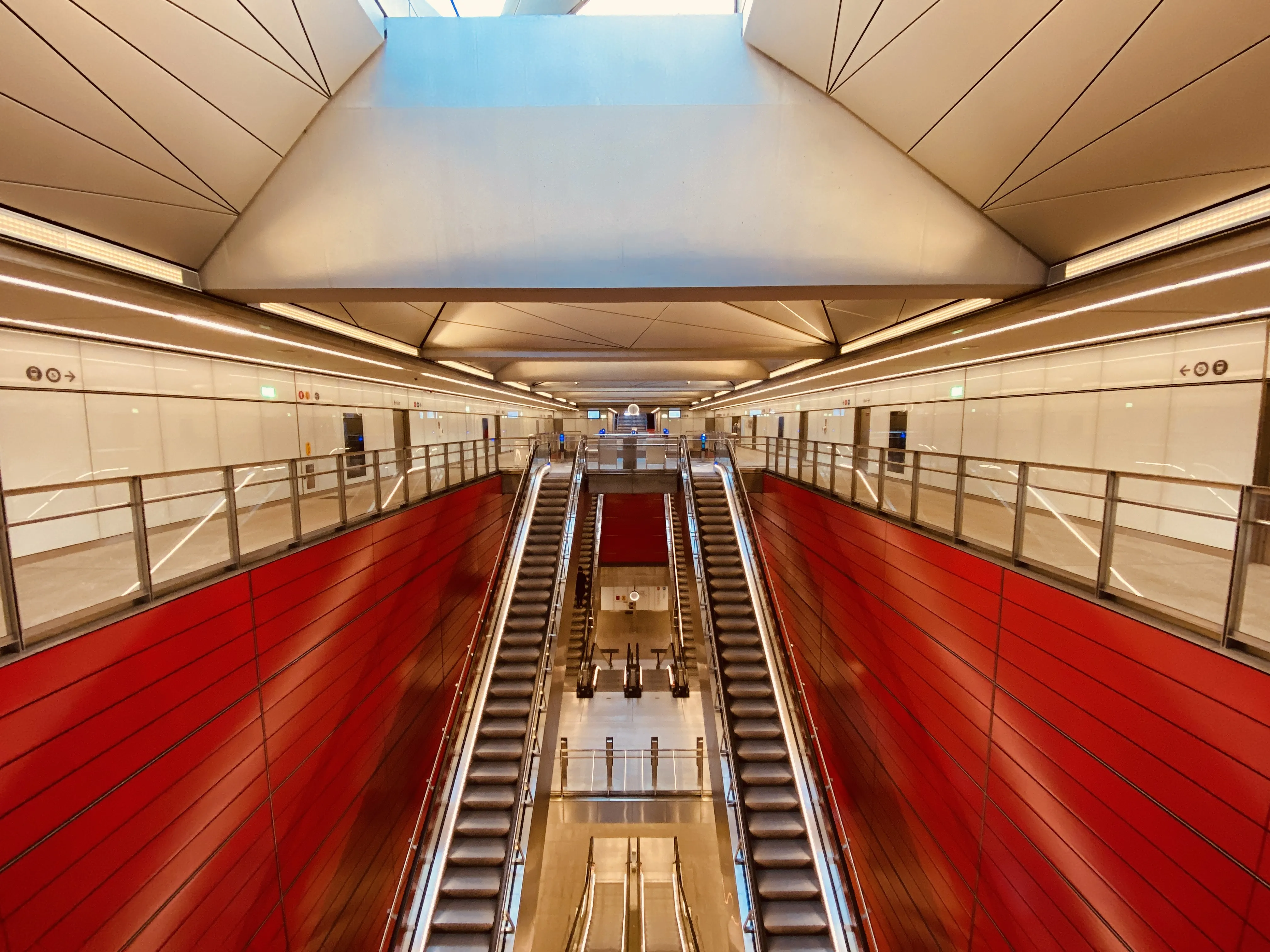 Billede af Østerport Metrostation, som har en varm og dyb rød farve, der signalerer trafik, transport og transit. Billede af Østerport Metrostation, som har en varm og dyb rød farve, der signalerer trafik, transport og transit.