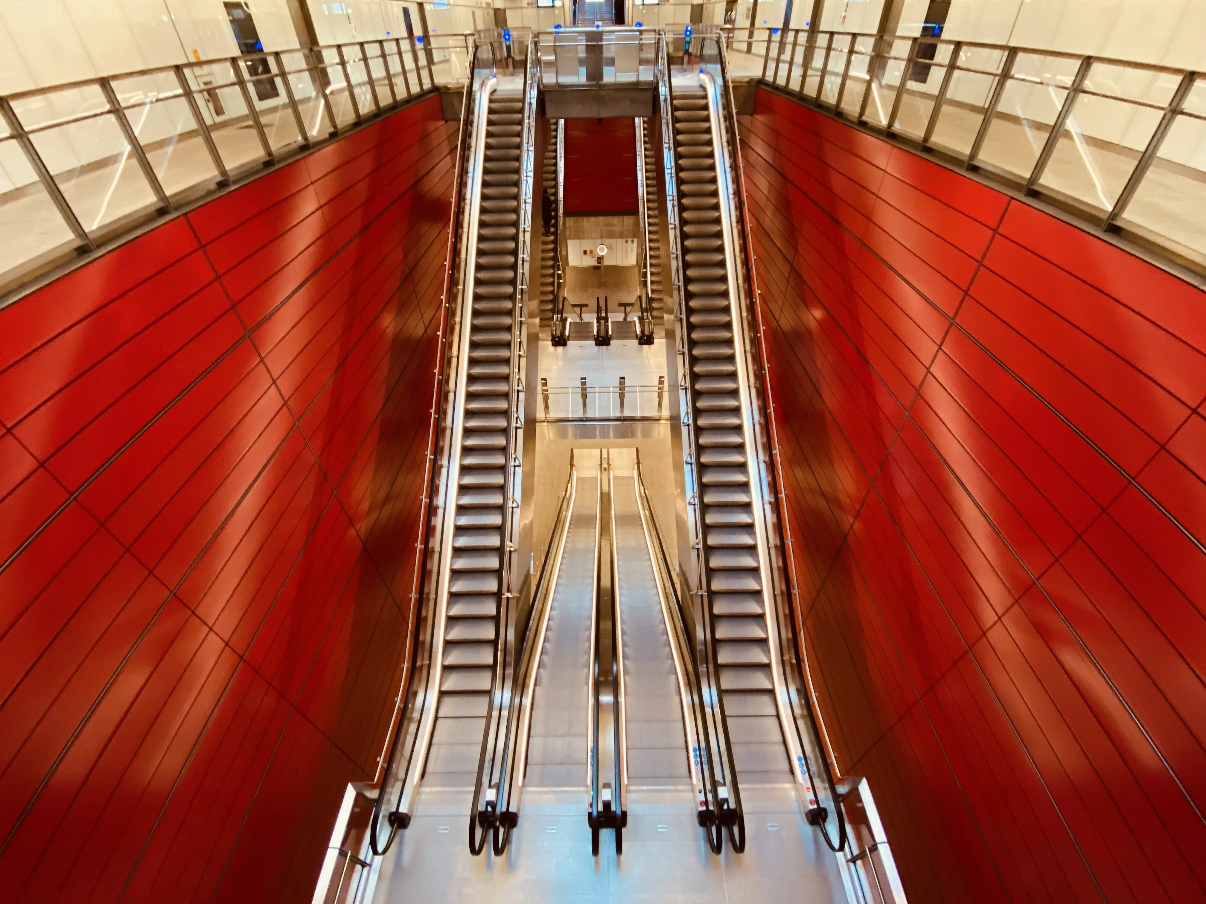 Billede af Østerport Metrostation, som har en varm og dyb rød farve, der signalerer trafik, transport og transit. Billede af Østerport Metrostation, som har en varm og dyb rød farve, der signalerer trafik, transport og transit.