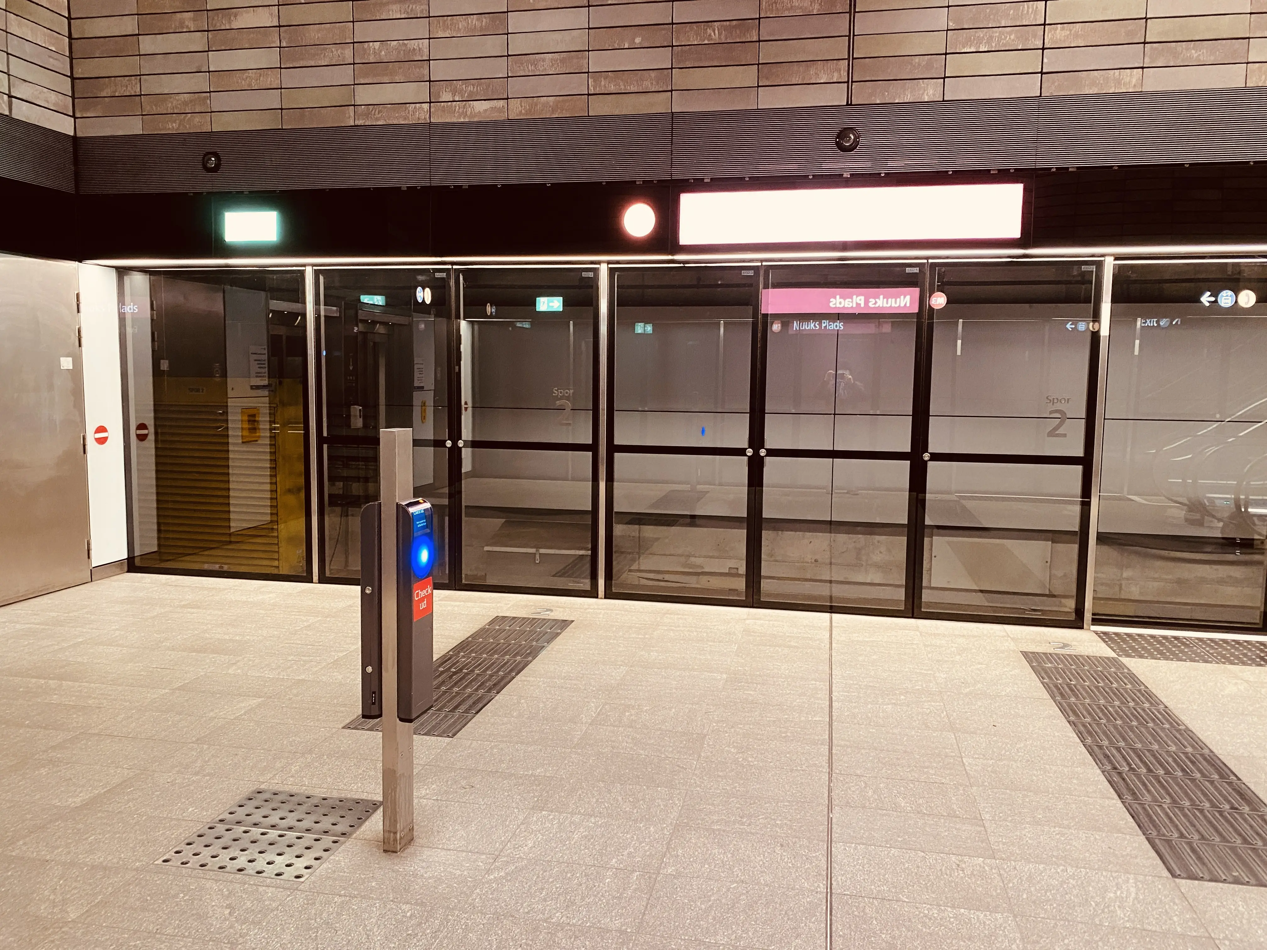 Billede af Nuuks Plads Metrostation. Billede af Nuuks Plads Metrostation.