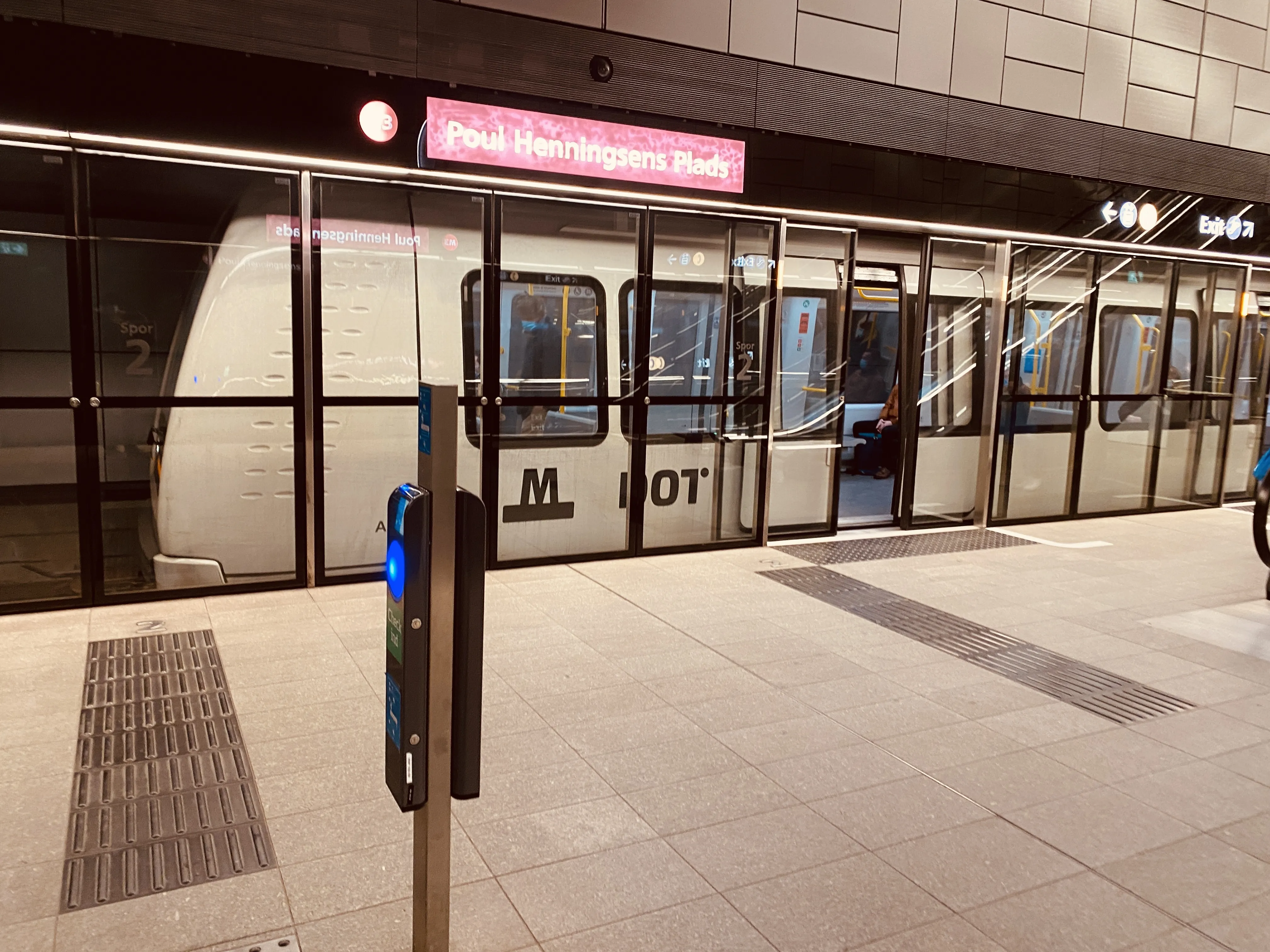 Billede af Poul Henningsens Plads Metrostation. Billede af Poul Henningsens Plads Metrostation.