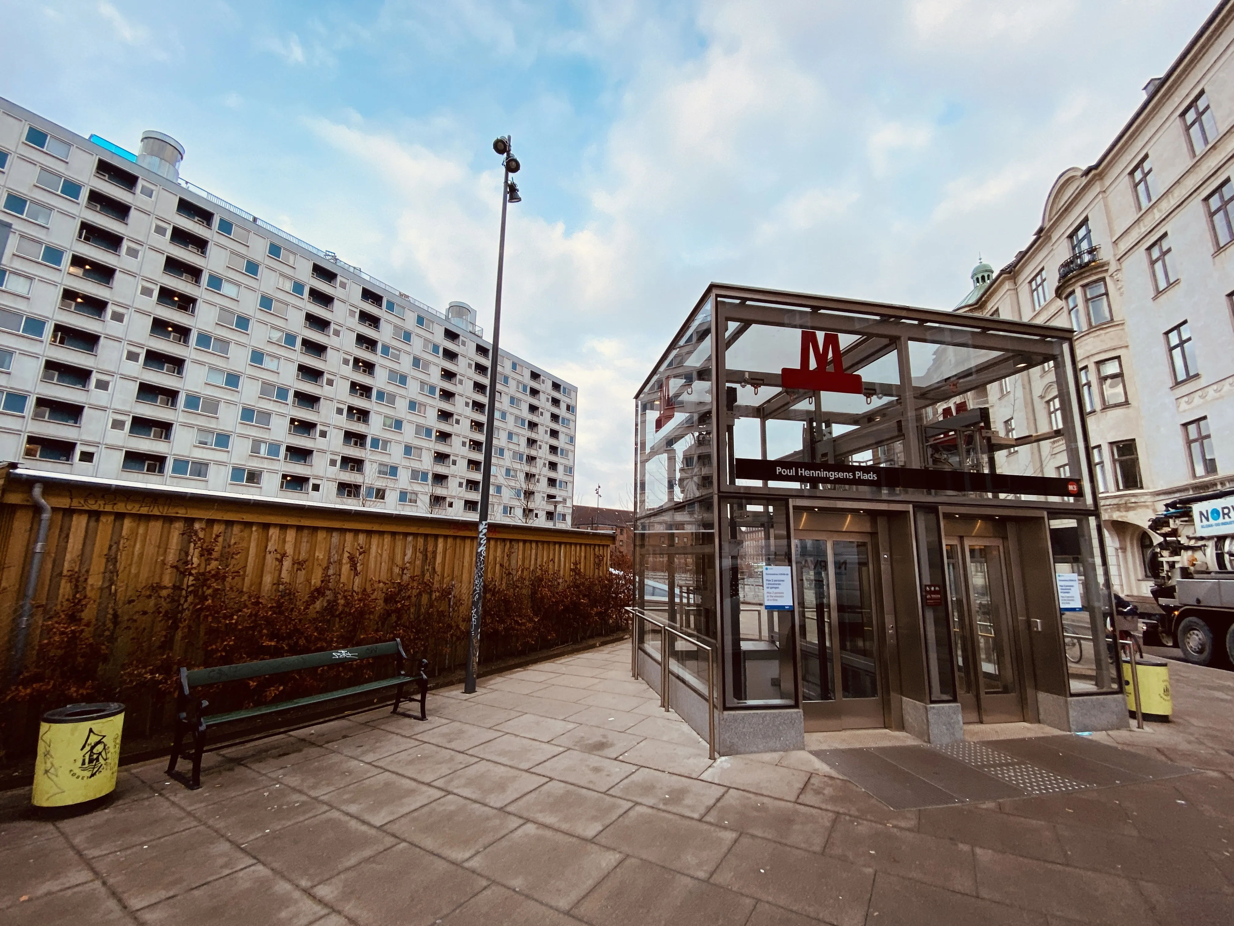 Billede af Poul Henningsens Plads Metrostation. Billede af Poul Henningsens Plads Metrostation.
