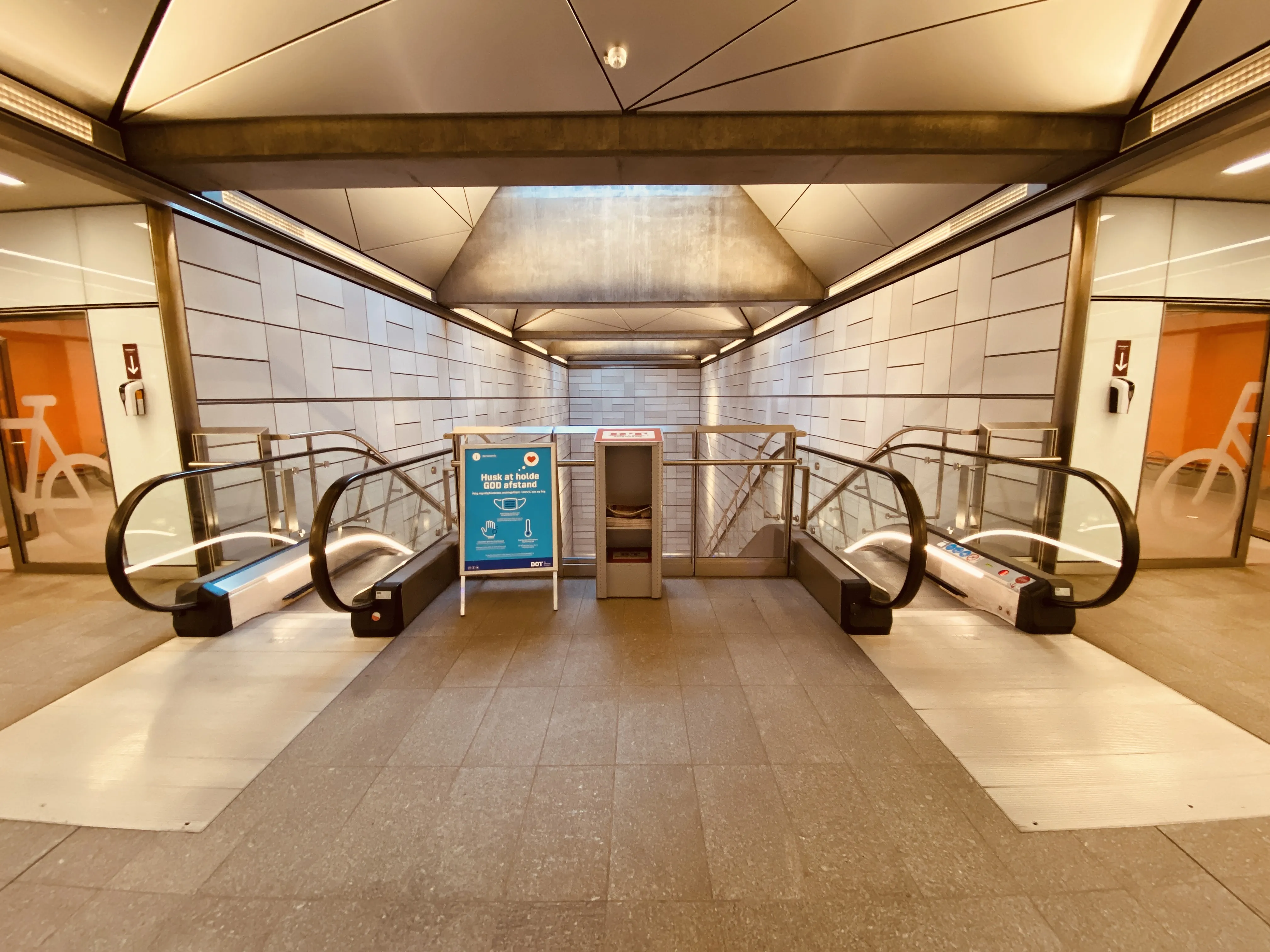 Billede af Poul Henningsens Plads Metrostation. Billede af Poul Henningsens Plads Metrostation.