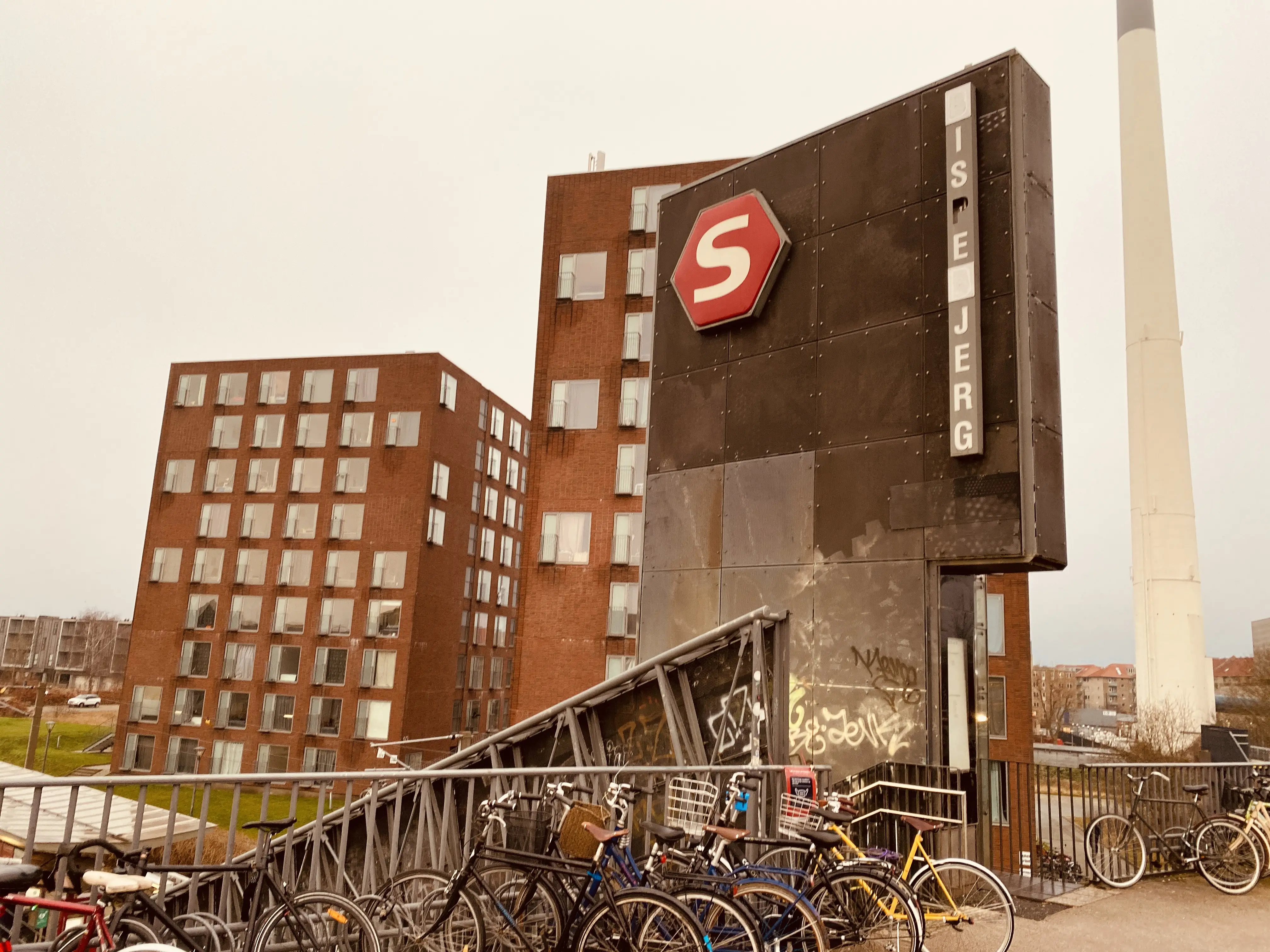 Billede af Bispebjerg S-togstrinbræt. Billede af Bispebjerg S-togstrinbræt.