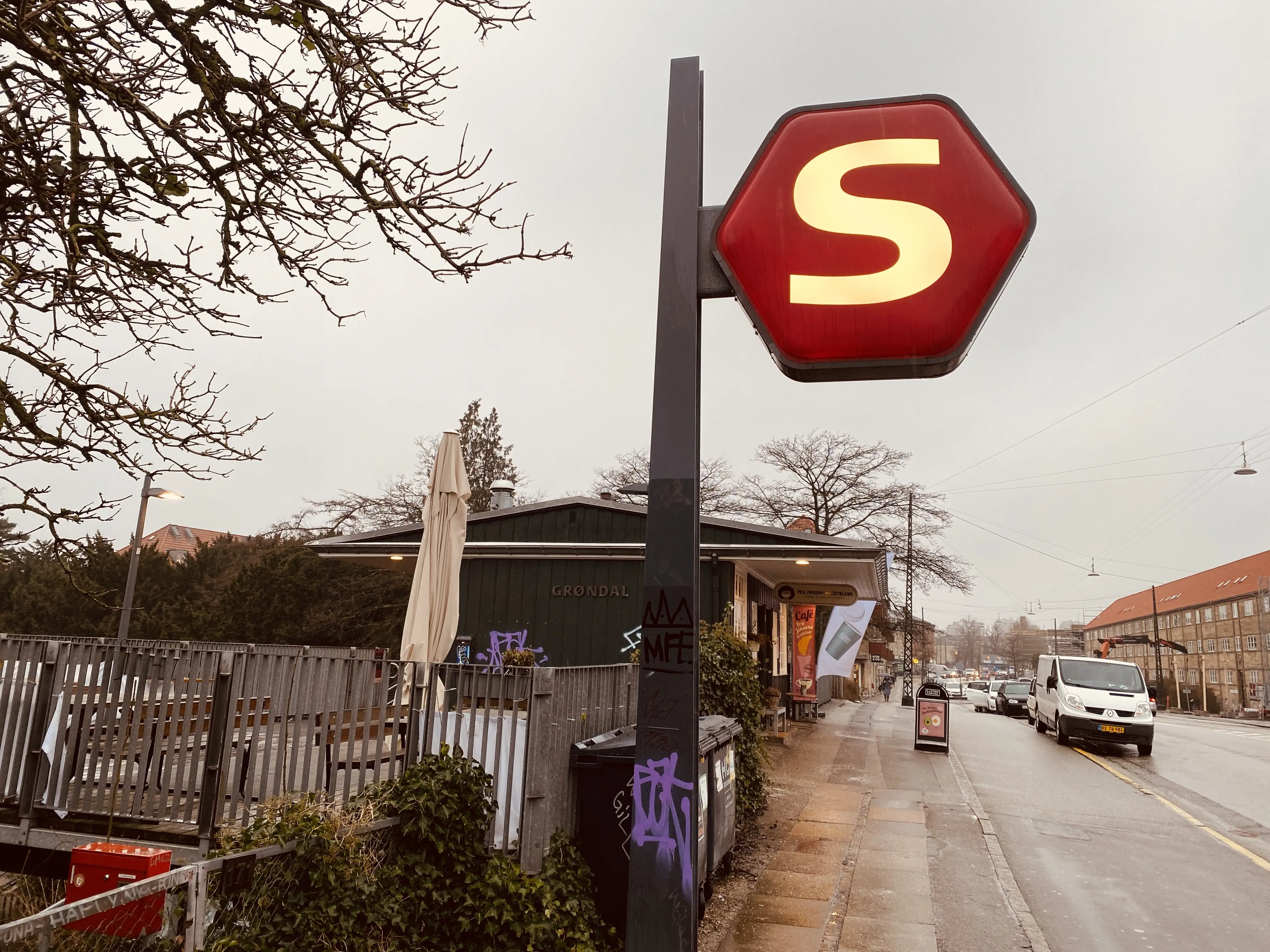 Billede af Grøndal S-togstrinbræt. Billede af Grøndal S-togstrinbræt.