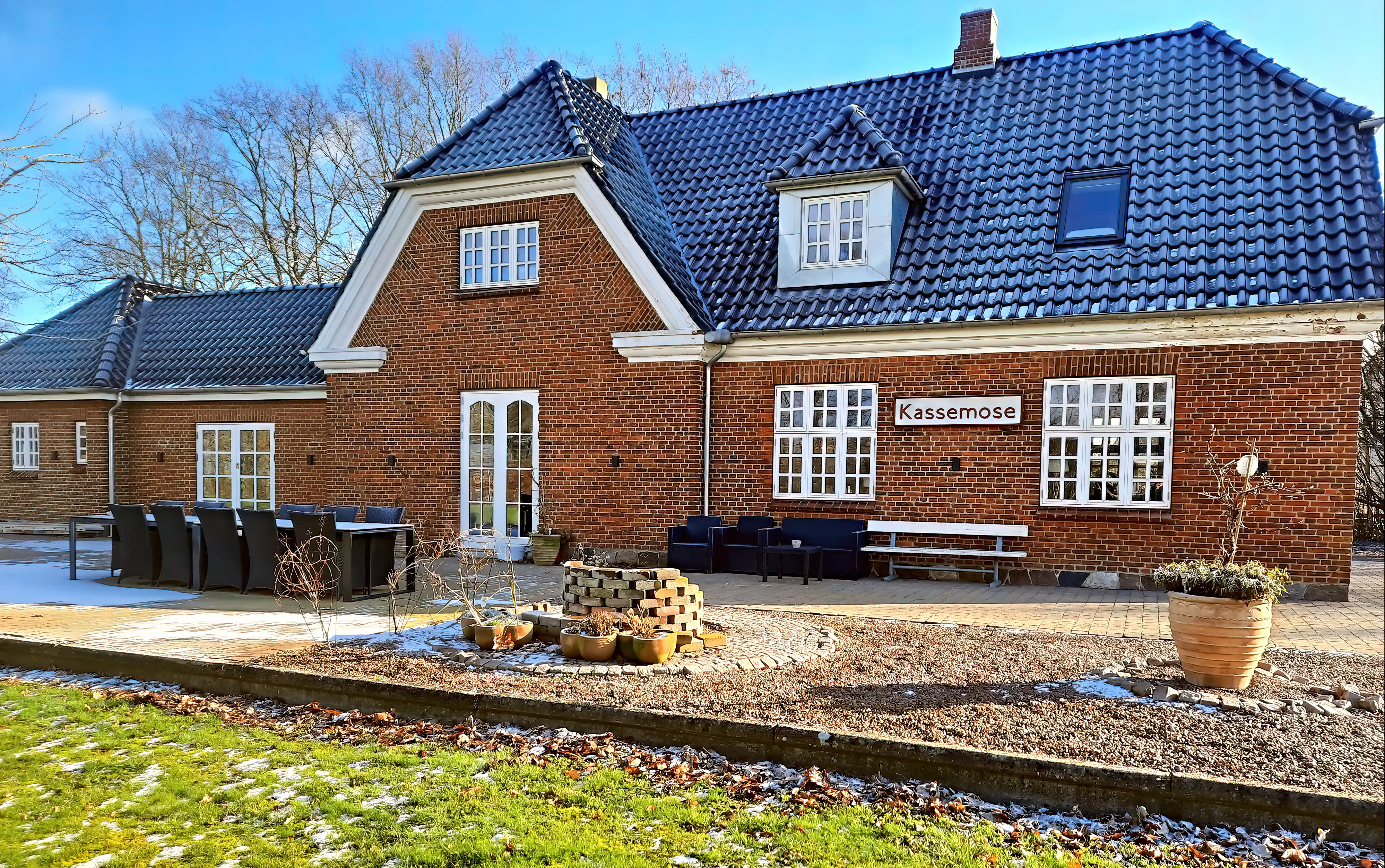 Billede af Kassemose Station set fra sporsiden med den gamle perronkant nederst til venstre. Billede af Kassemose Station set fra sporsiden med den gamle perronkant nederst til venstre.