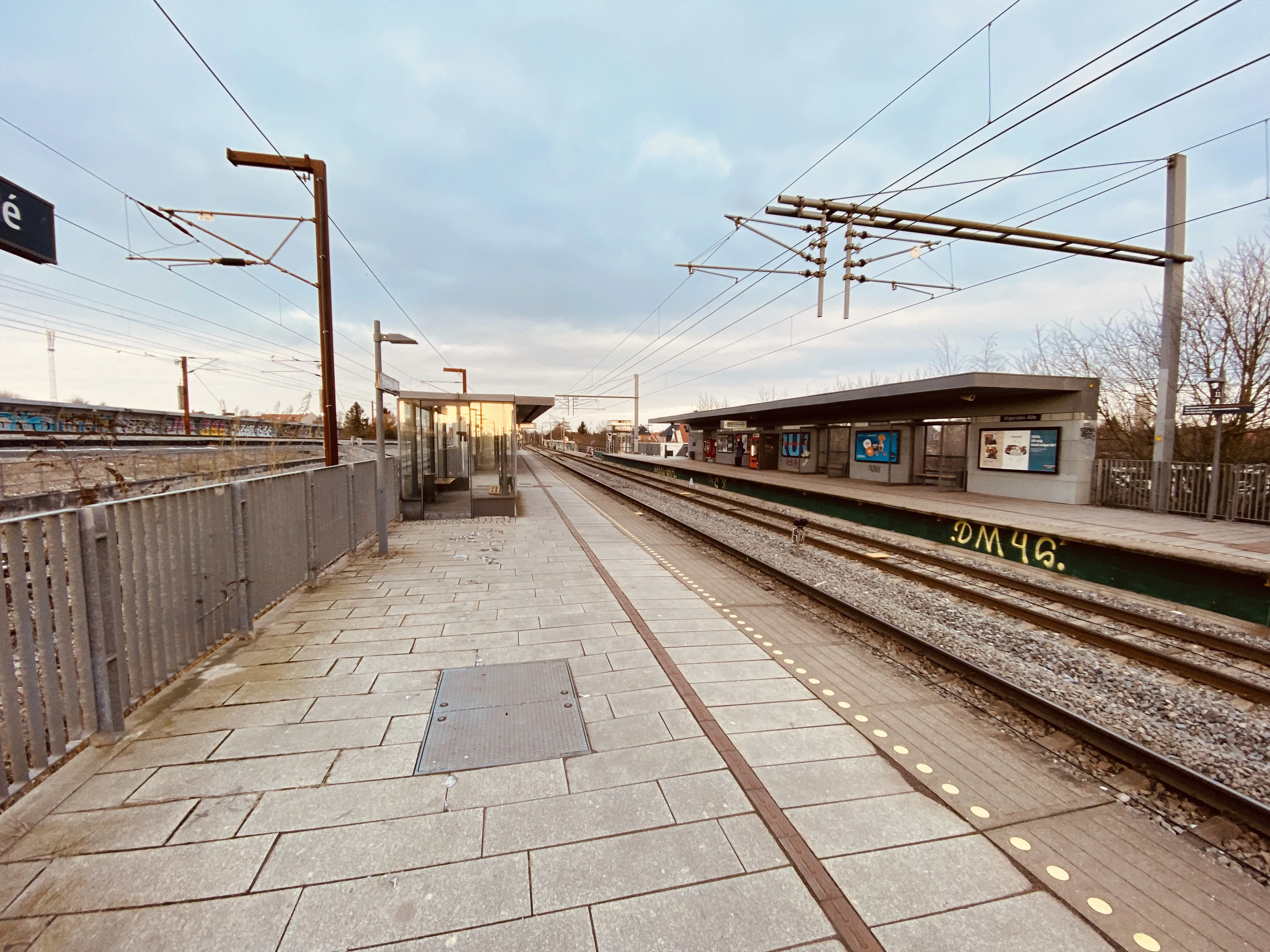 Billede af Vigerslev Allé S-togstrinbræt. Billede af Vigerslev Allé S-togstrinbræt.