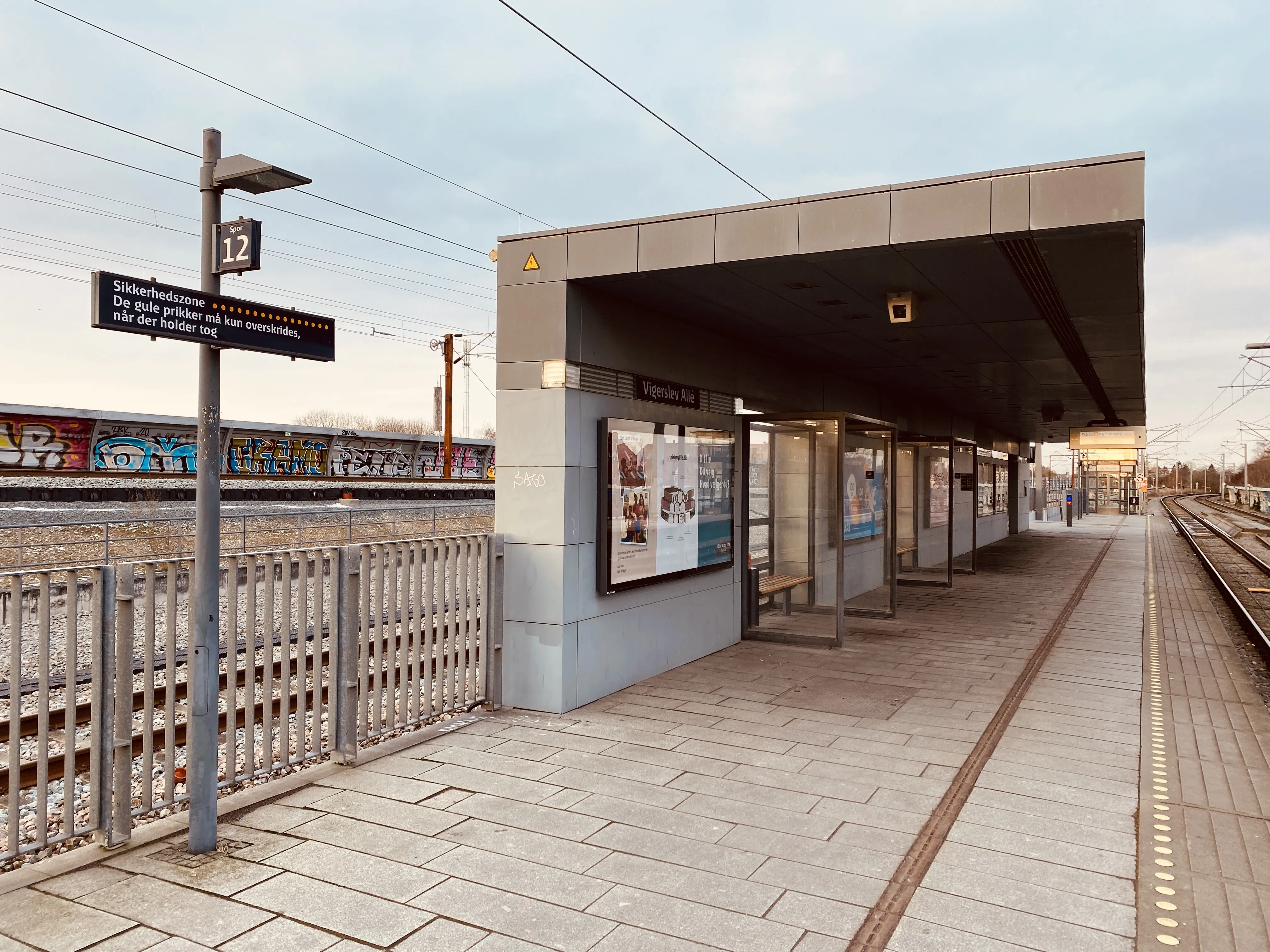 Billede af Vigerslev Allé S-togstrinbræt. Billede af Vigerslev Allé S-togstrinbræt.
