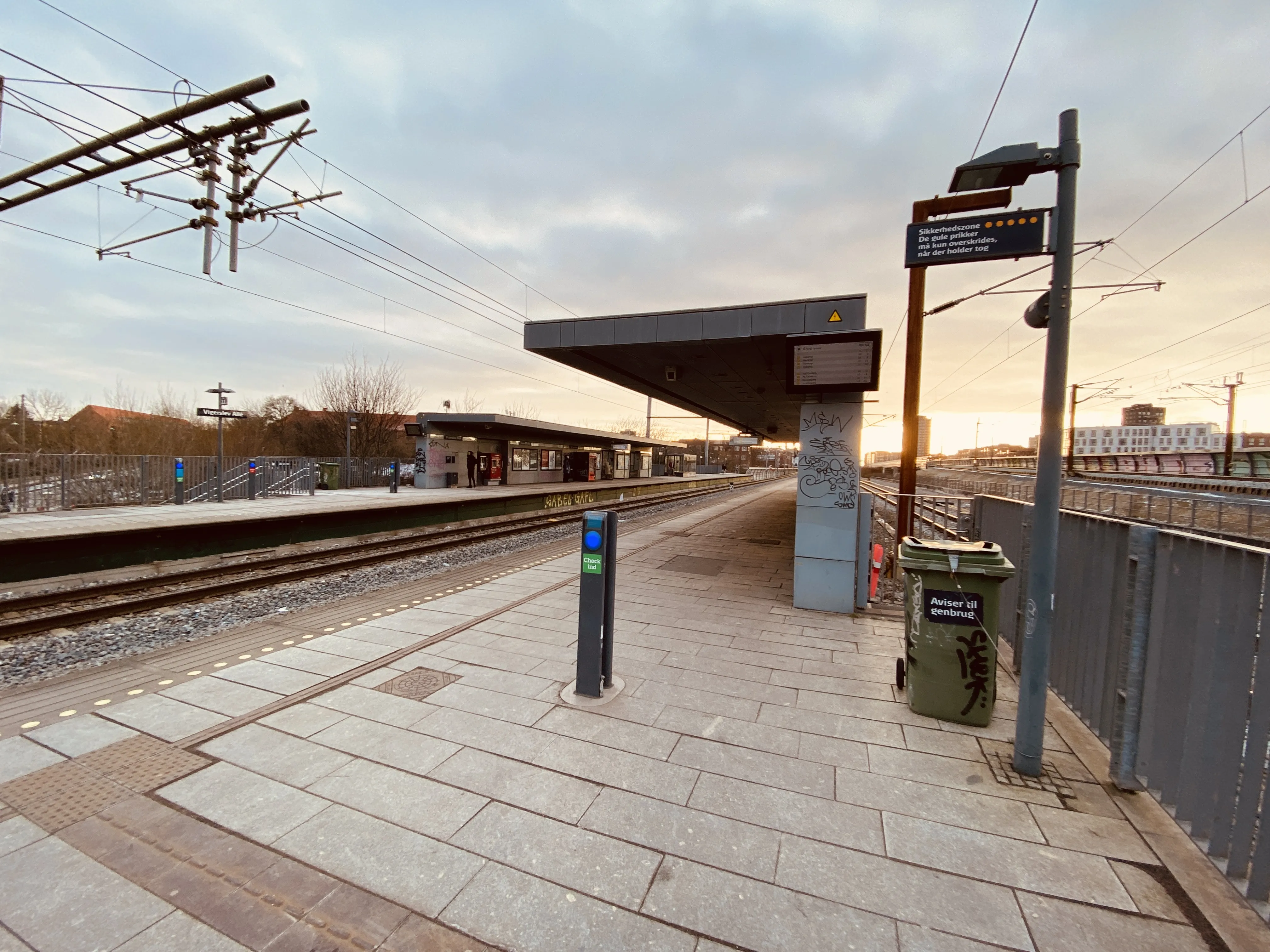 Billede af Vigerslev Allé S-togstrinbræt. Billede af Vigerslev Allé S-togstrinbræt.