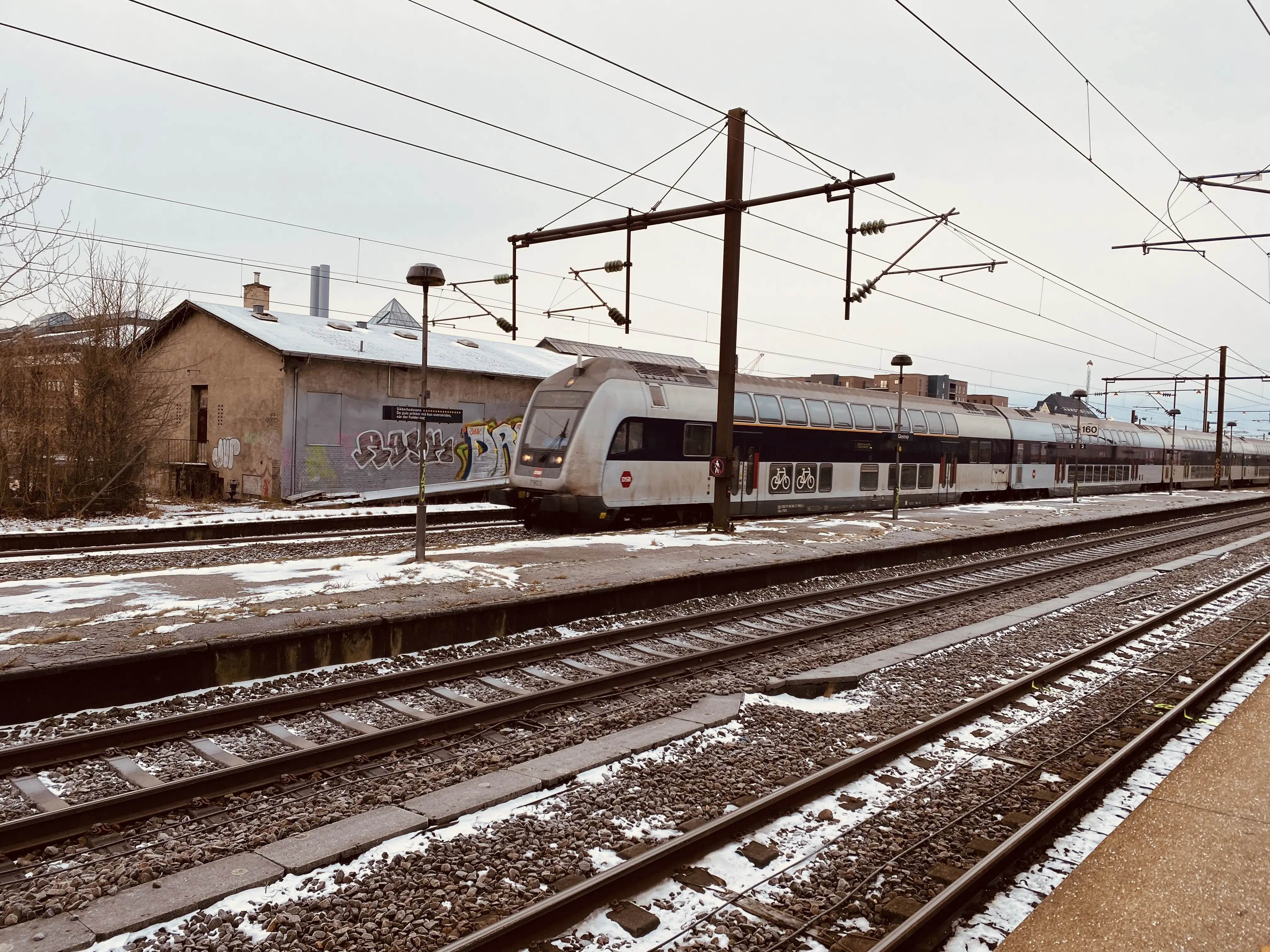 Billede af tog ud for Glostrup Station.