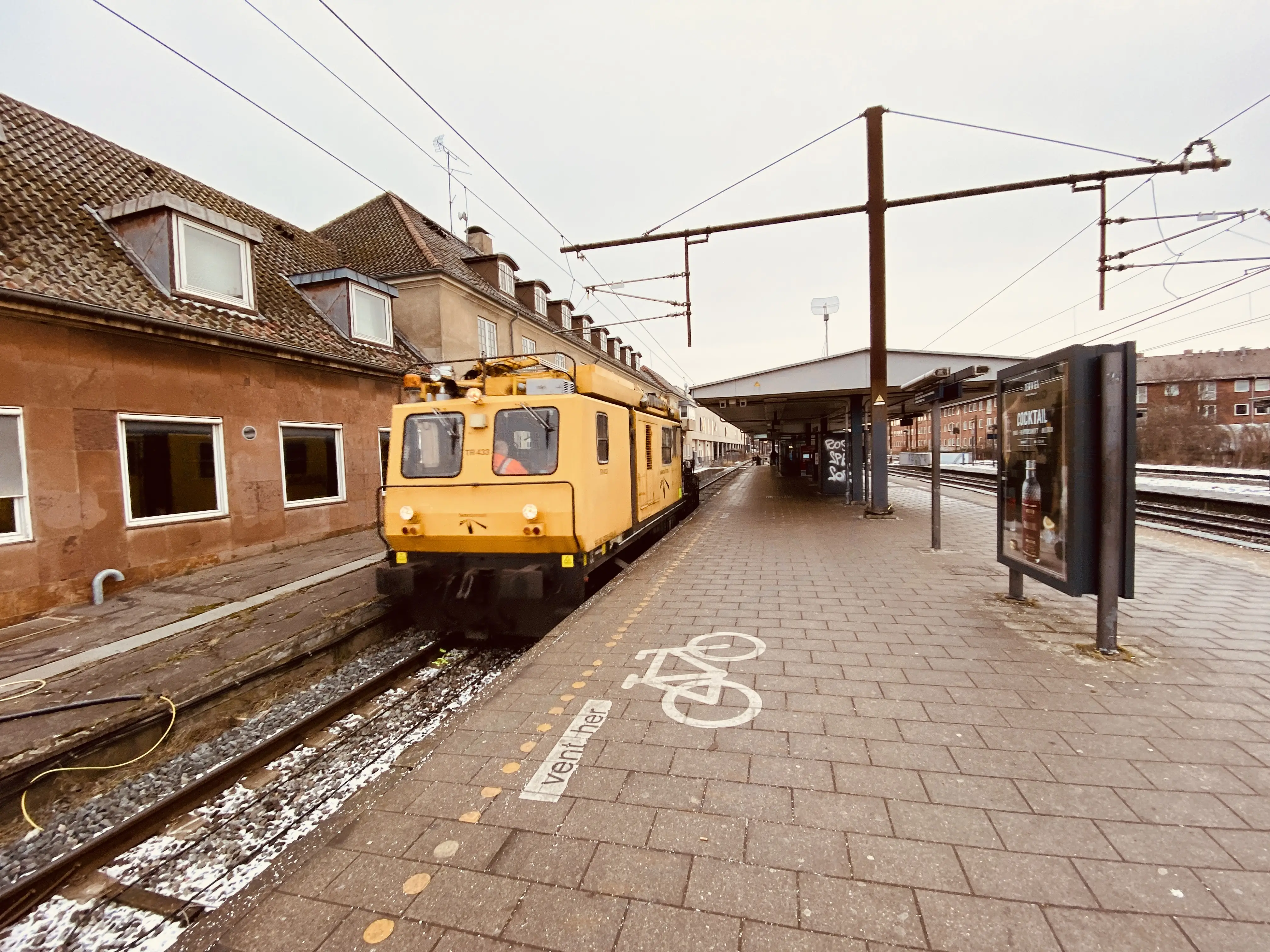 Billede af tog ud for Glostrup Station.