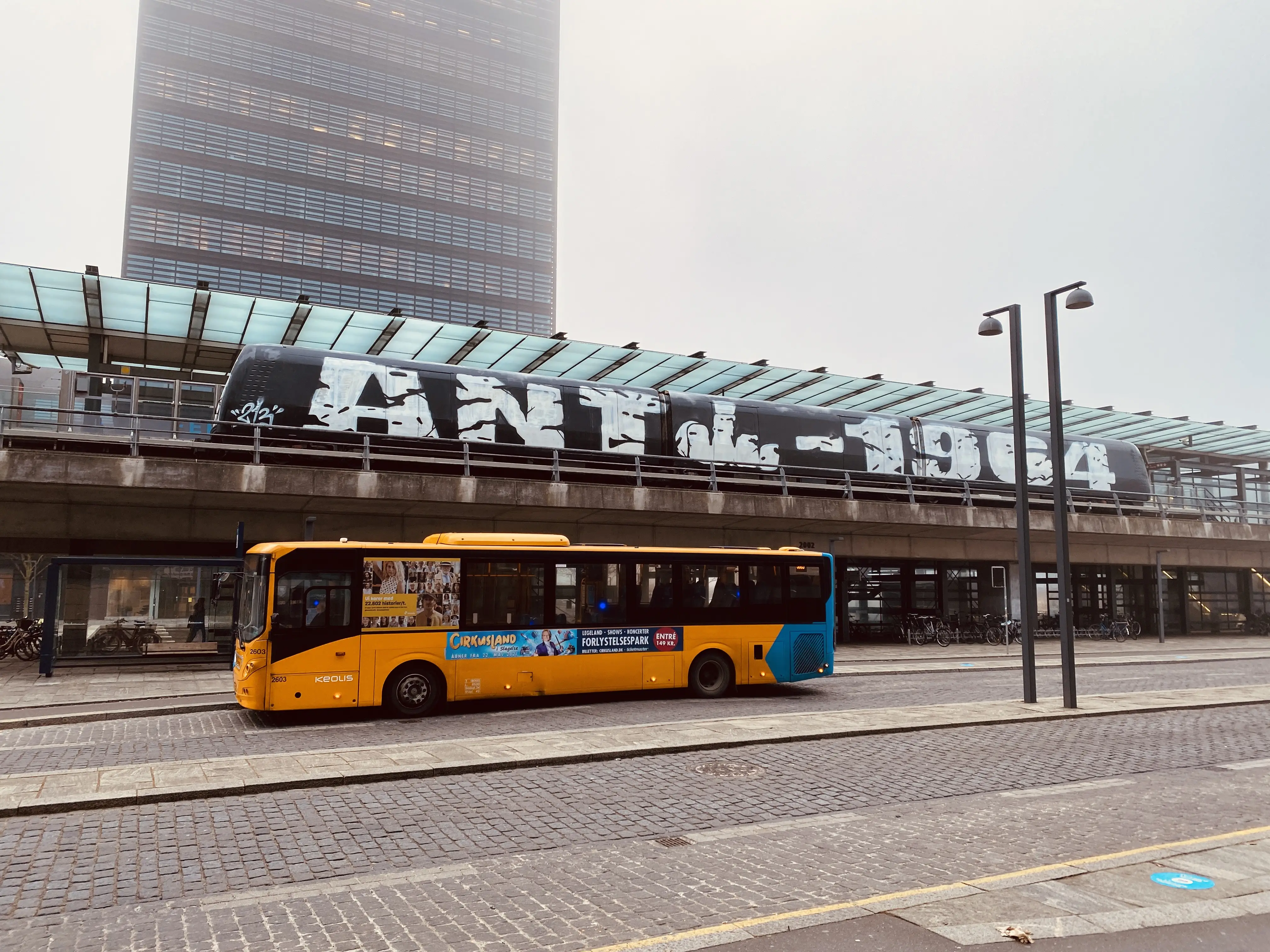 Billede af Ørestad Metrostation med "grafittig" metrotog på parron. Billede af Ørestad Metrostation med "grafittig" metrotog på parron.