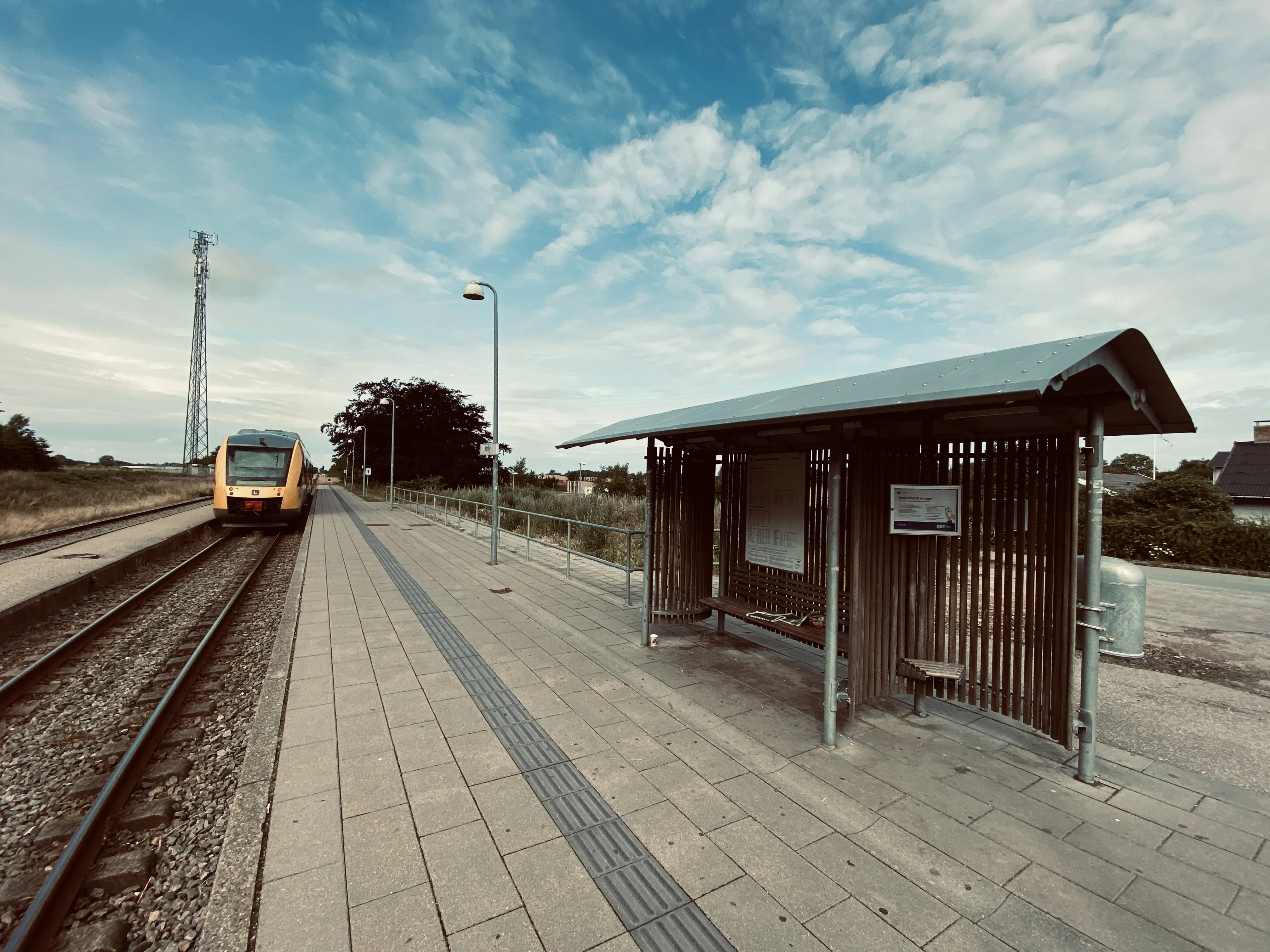Billede af tog ud for Melby Trinbræt. Billede af tog ud for Melby Trinbræt.