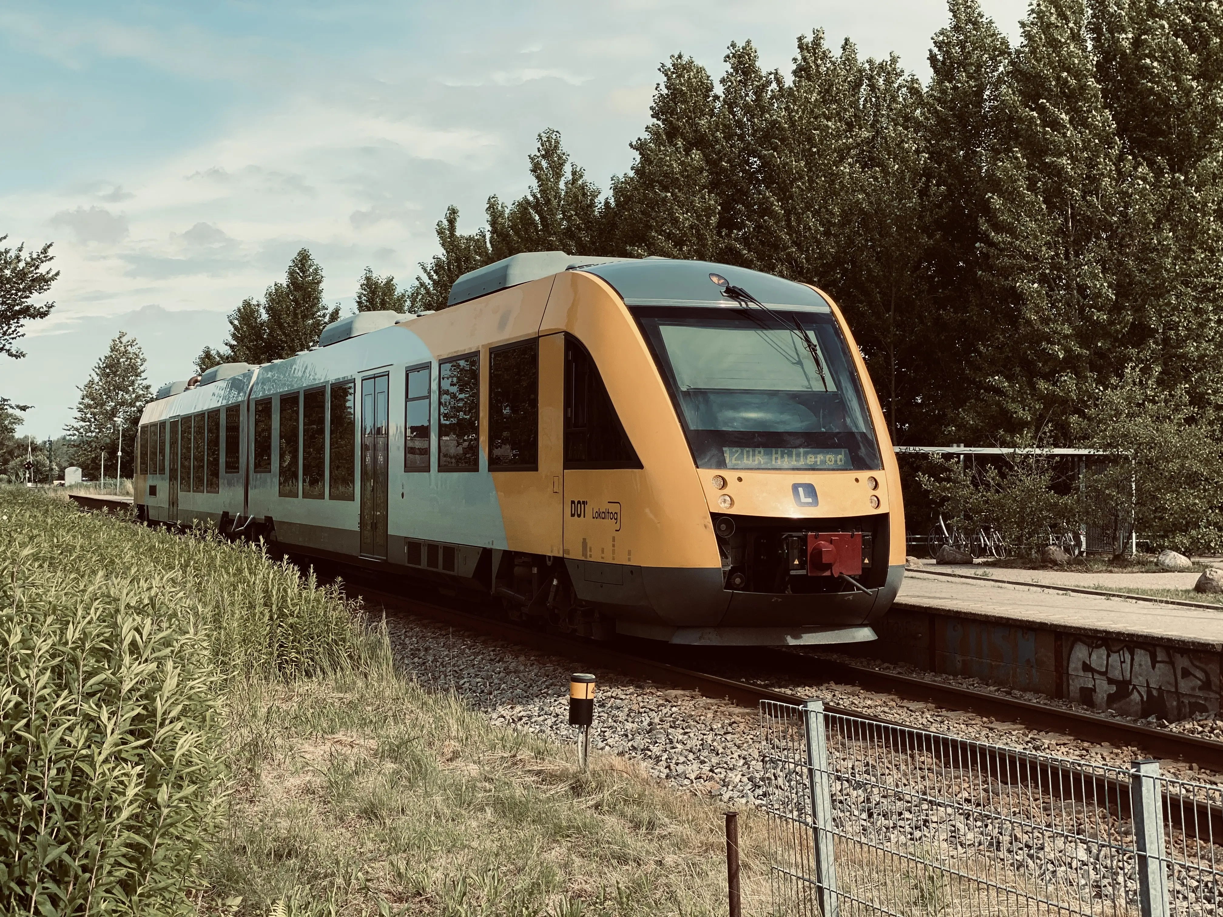 Billede af tog ud for Hanehoved Trinbræt. Billede af tog ud for Hanehoved Trinbræt.