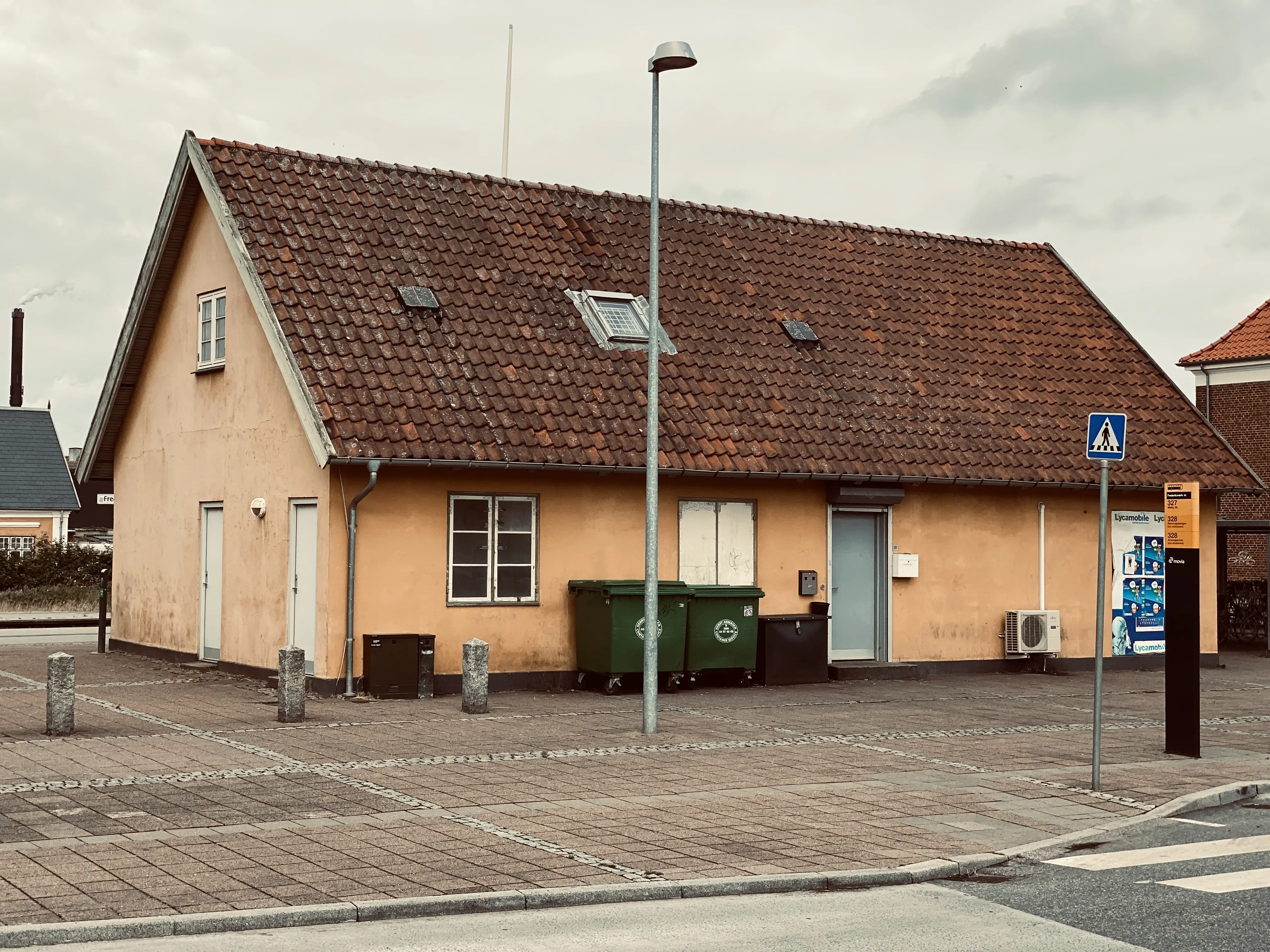 Billede af Frederiksværk Stations varehus.