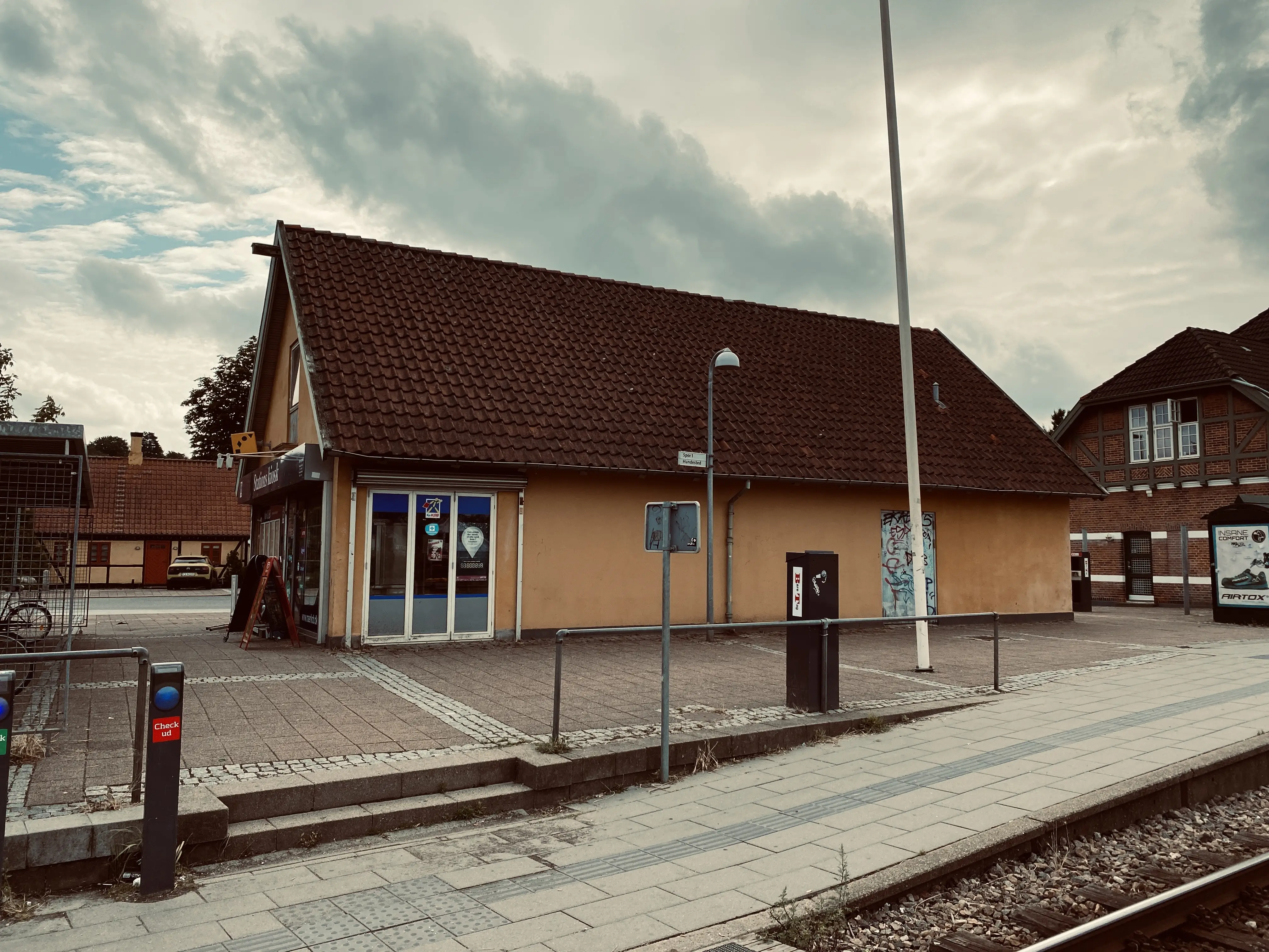 Billede af Frederiksværk Stations varehus.