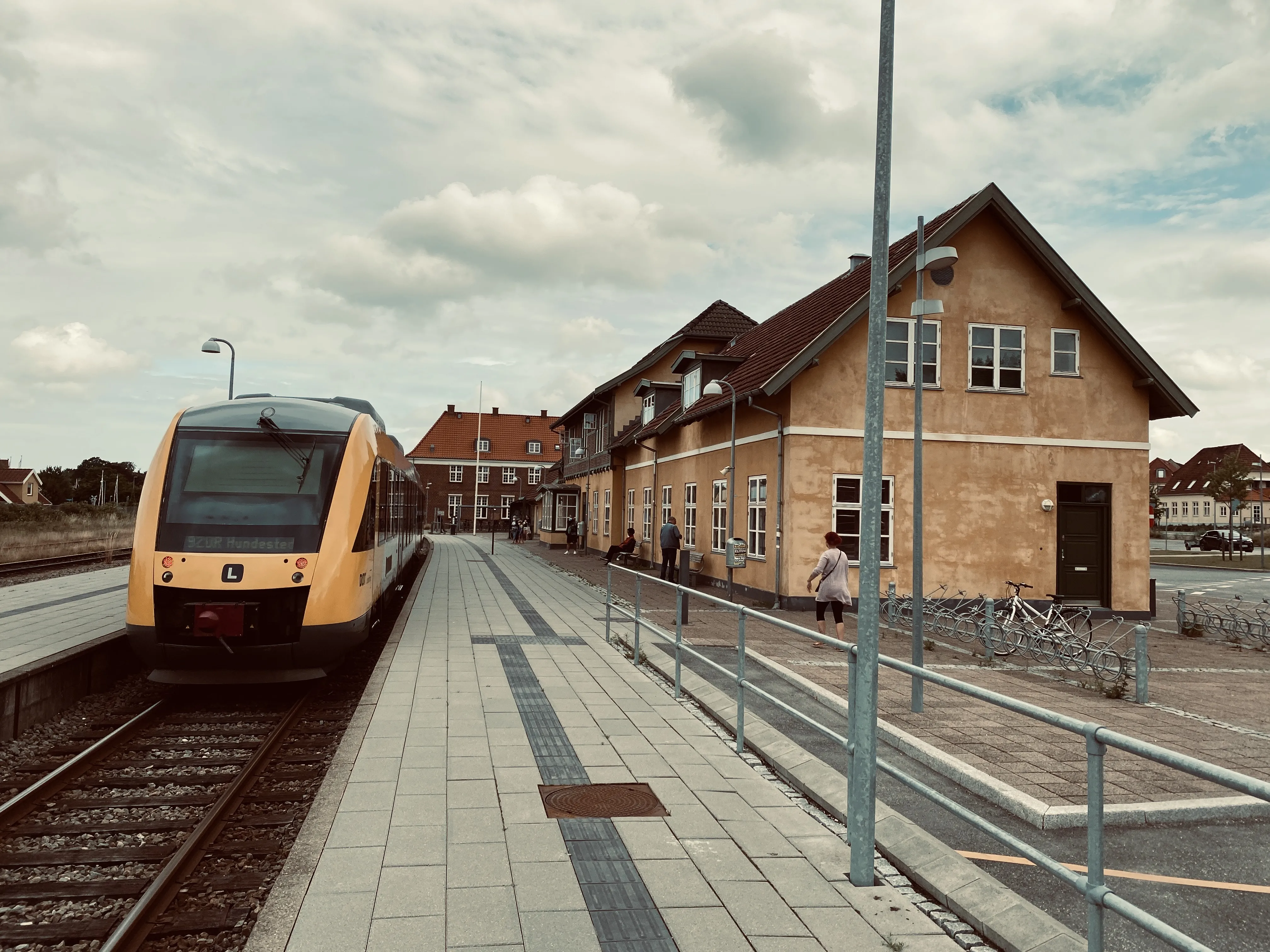 Billede af tog ud for Frederiksværk Station.