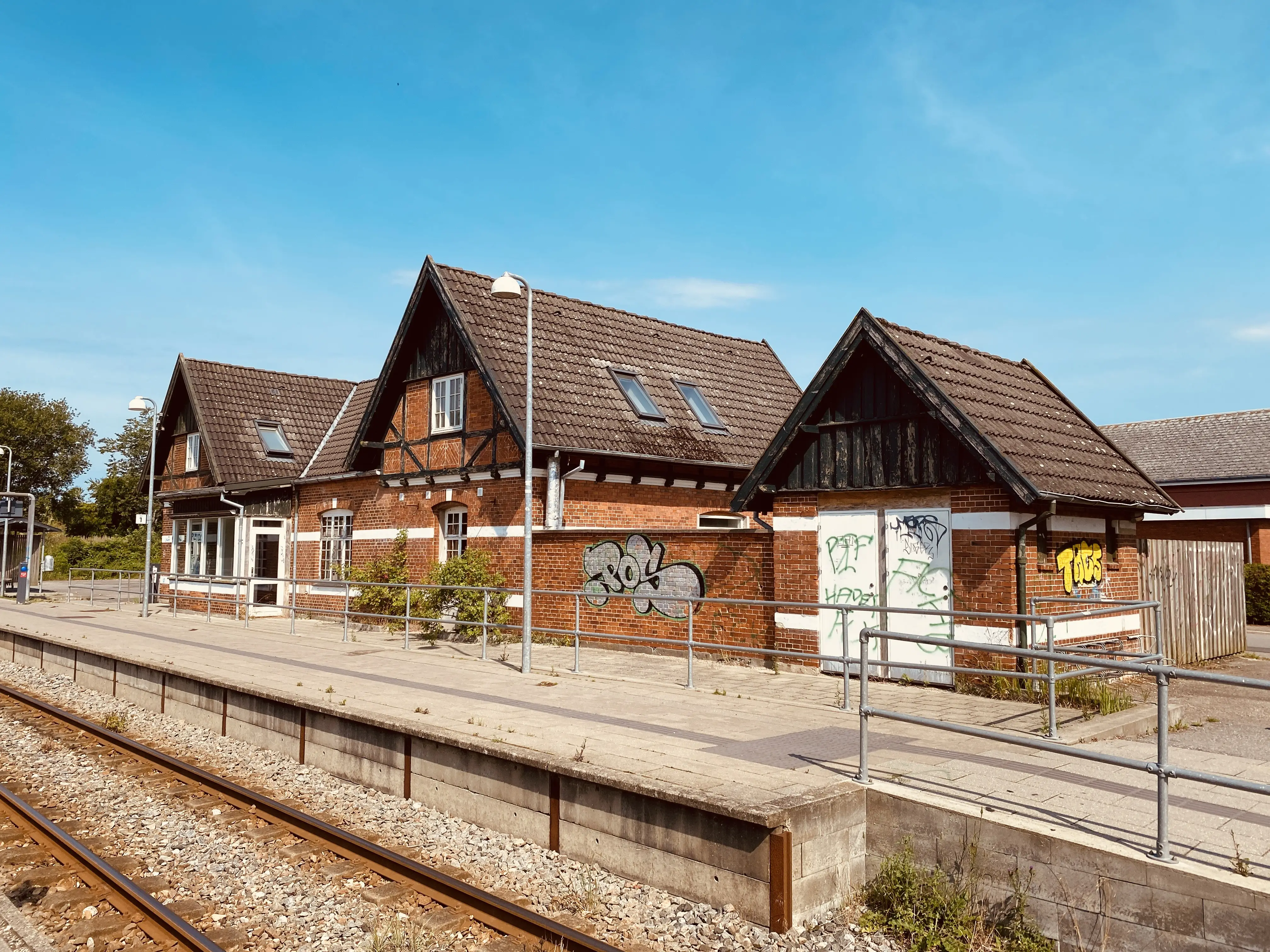 Billede af Skævinge Station set fra sporsiden. Billede af Skævinge Station set fra sporsiden.