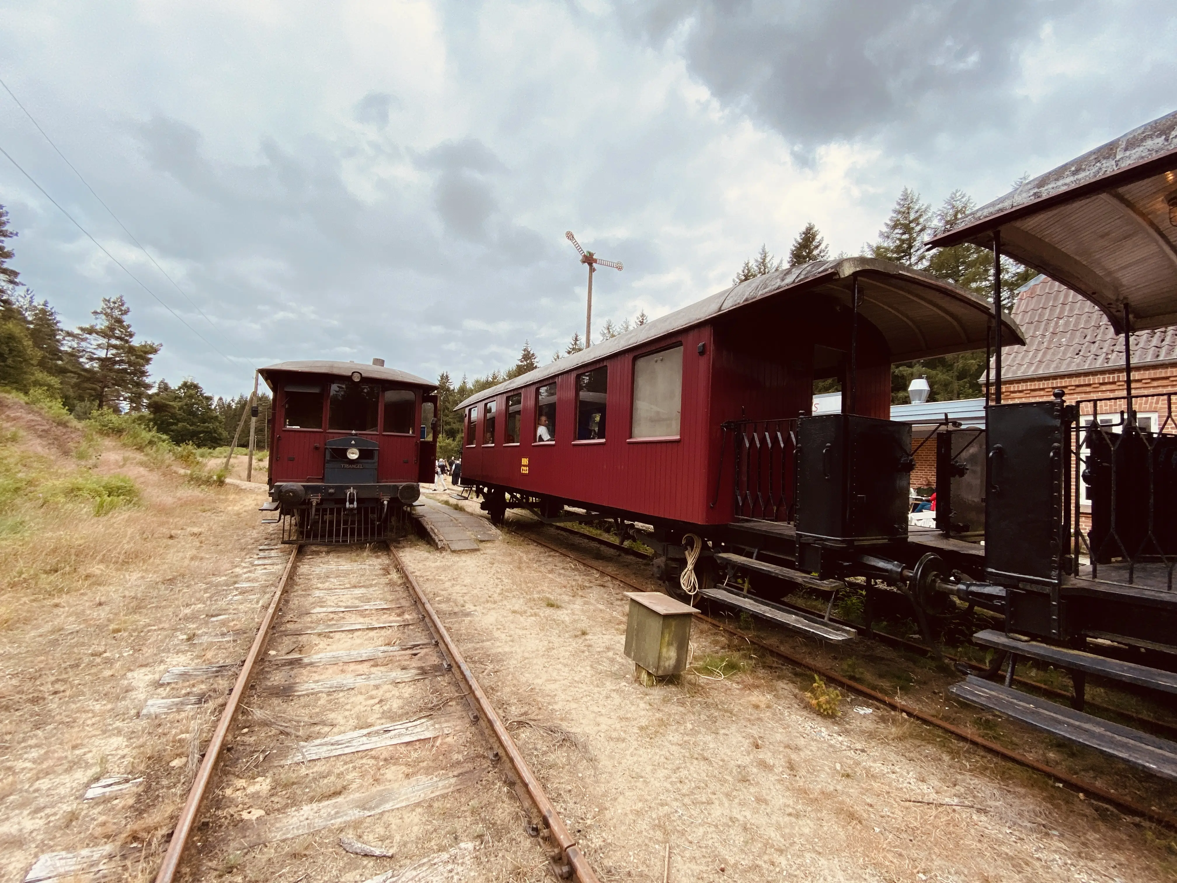 Billede af tog ud for Vrads Station. Billede af tog ud for Vrads Station.
