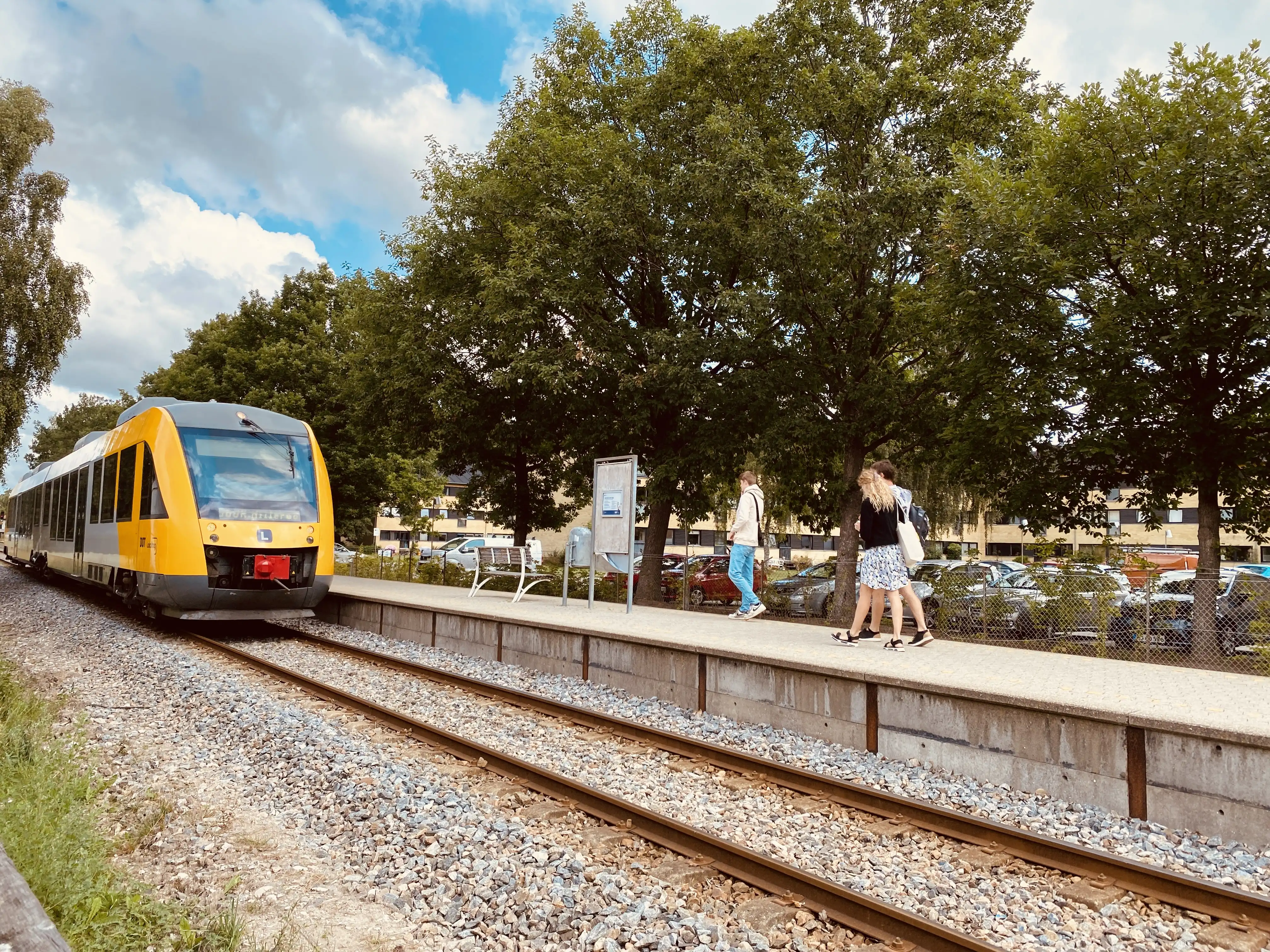 Billede af tog ud for Slotspavillonen Trinbræt. Billede af tog ud for Slotspavillonen Trinbræt.