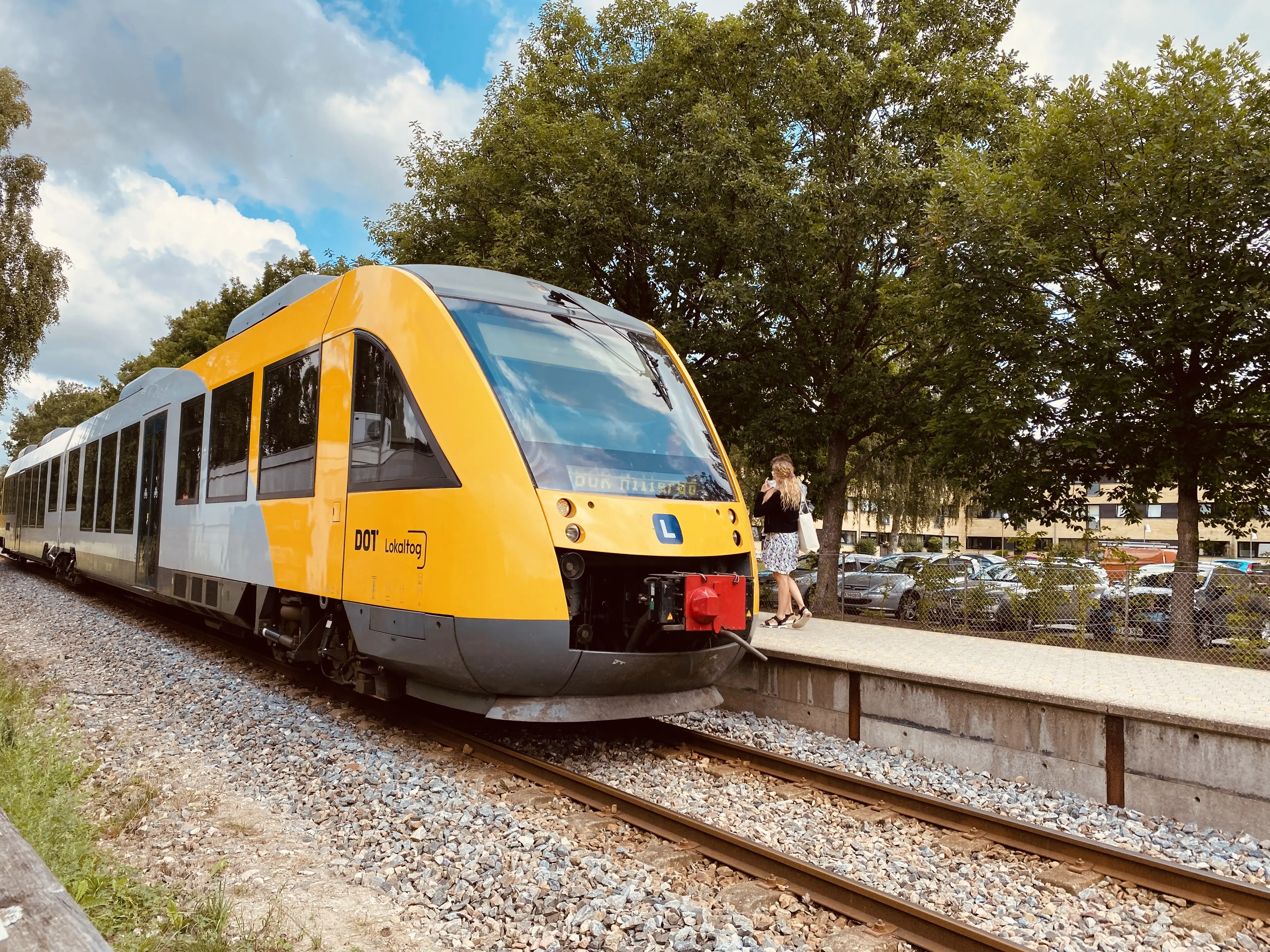 Billede af tog ud for Slotspavillonen Trinbræt. Billede af tog ud for Slotspavillonen Trinbræt.