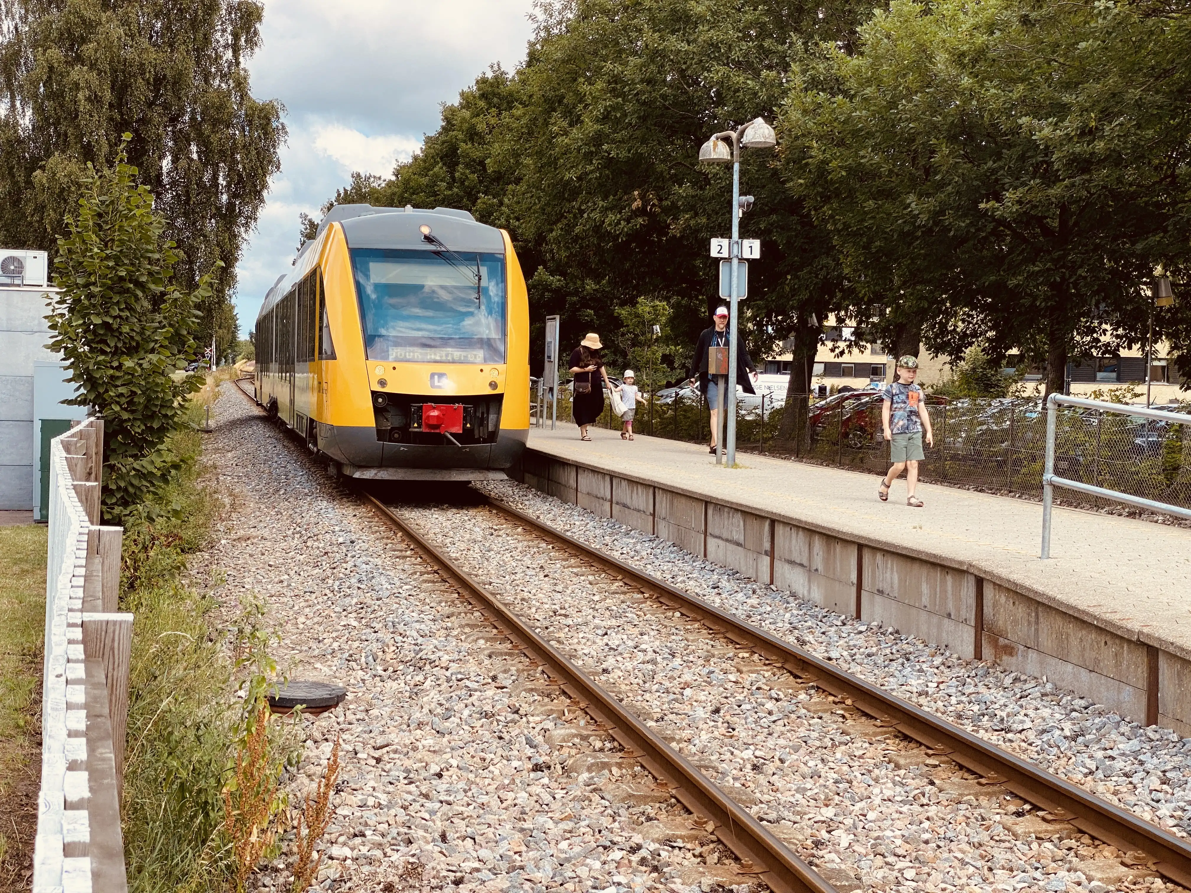 Billede af tog ud for Slotspavillonen Trinbræt. Billede af tog ud for Slotspavillonen Trinbræt.