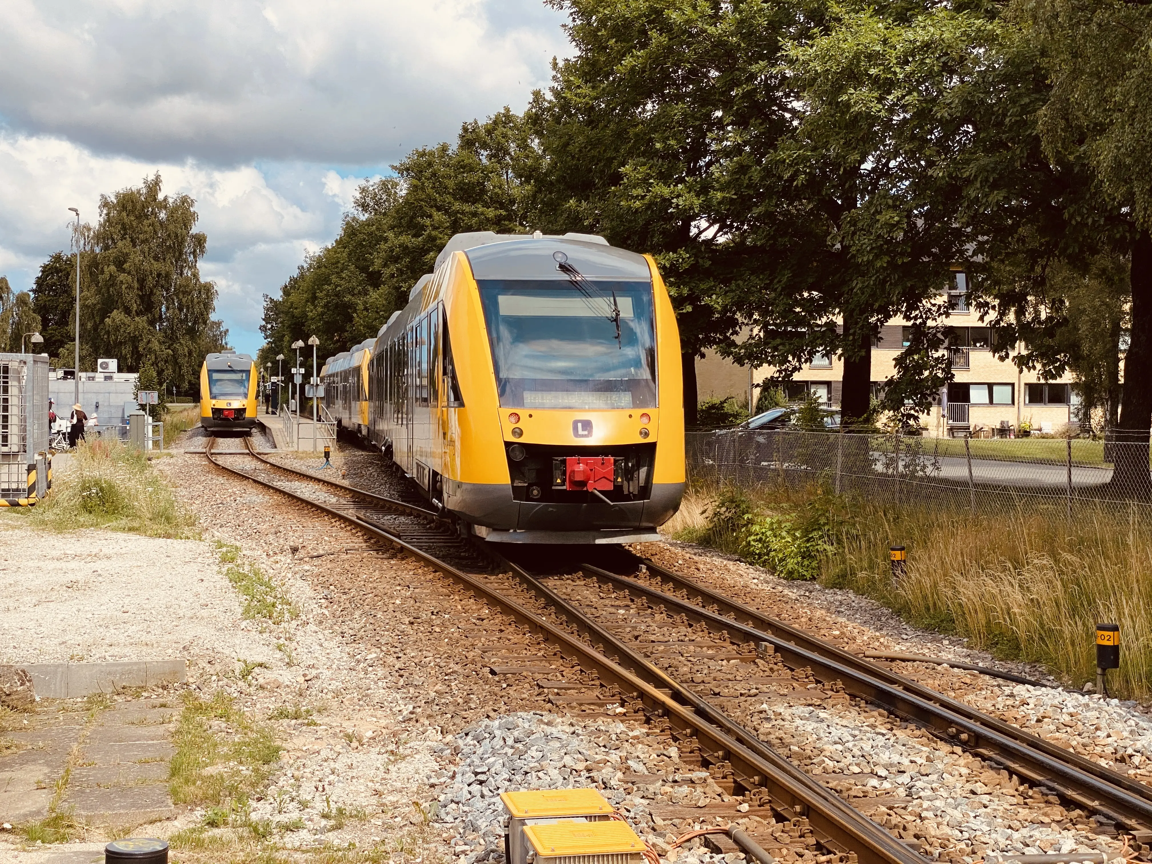 Billede af tog ud for Slotspavillonen Trinbræt. Billede af tog ud for Slotspavillonen Trinbræt.