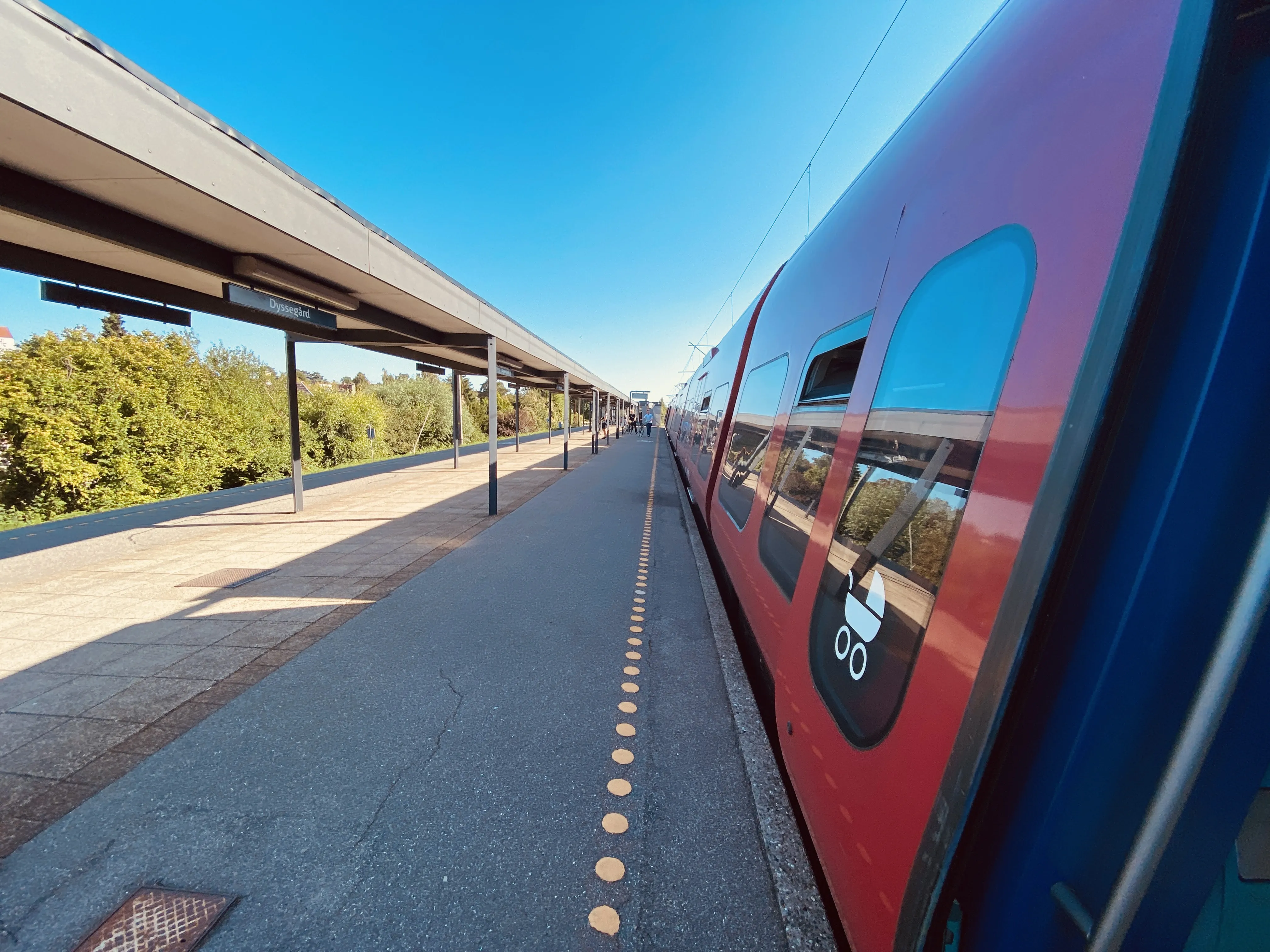 Billede af tog ud for Dyssegård S-togstrinbræt. Billede af tog ud for Dyssegård S-togstrinbræt.