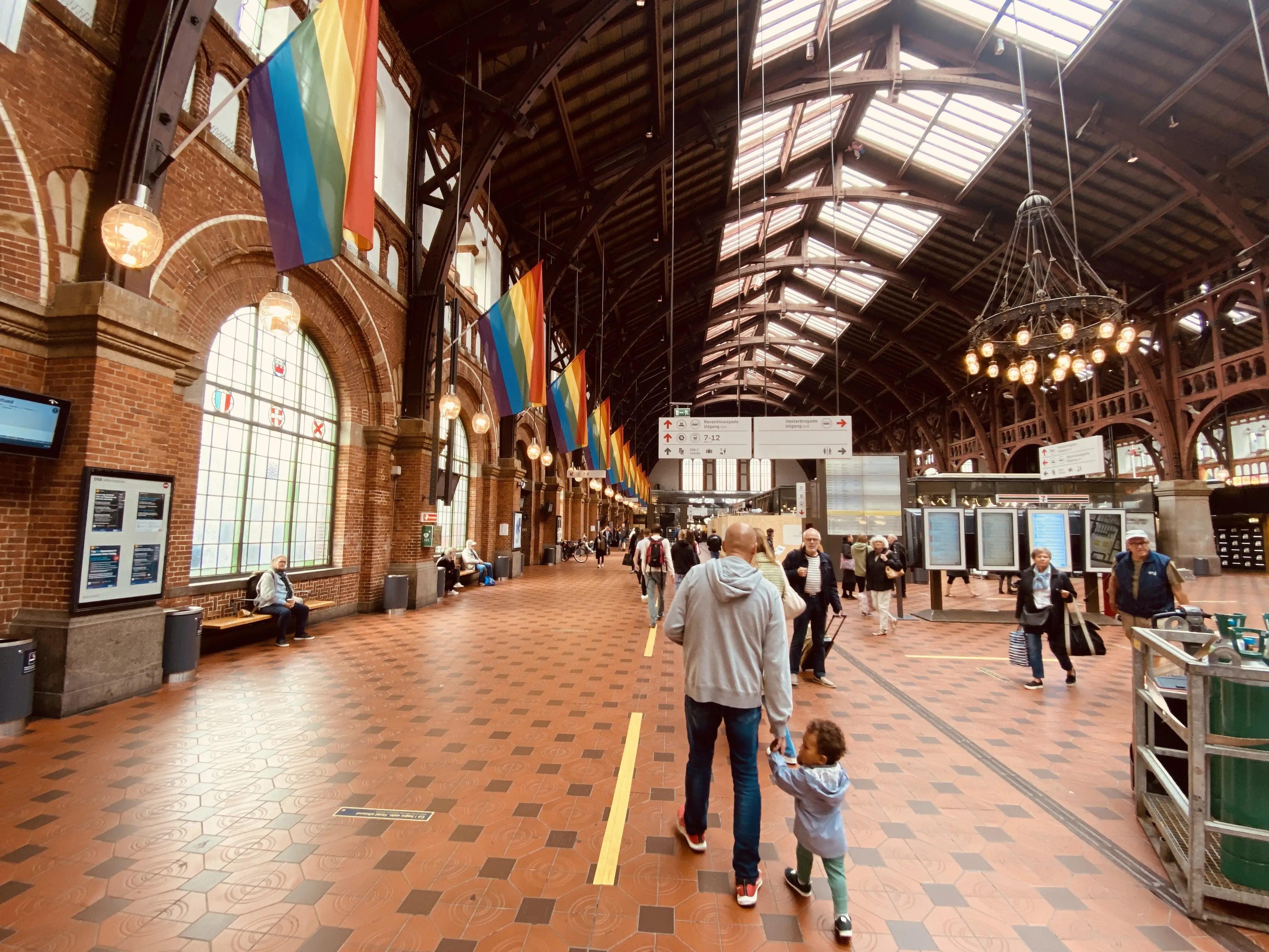 Billede af København Hovedbanegård under Copenhagen Pride. Billede af København Hovedbanegård under Copenhagen Pride.