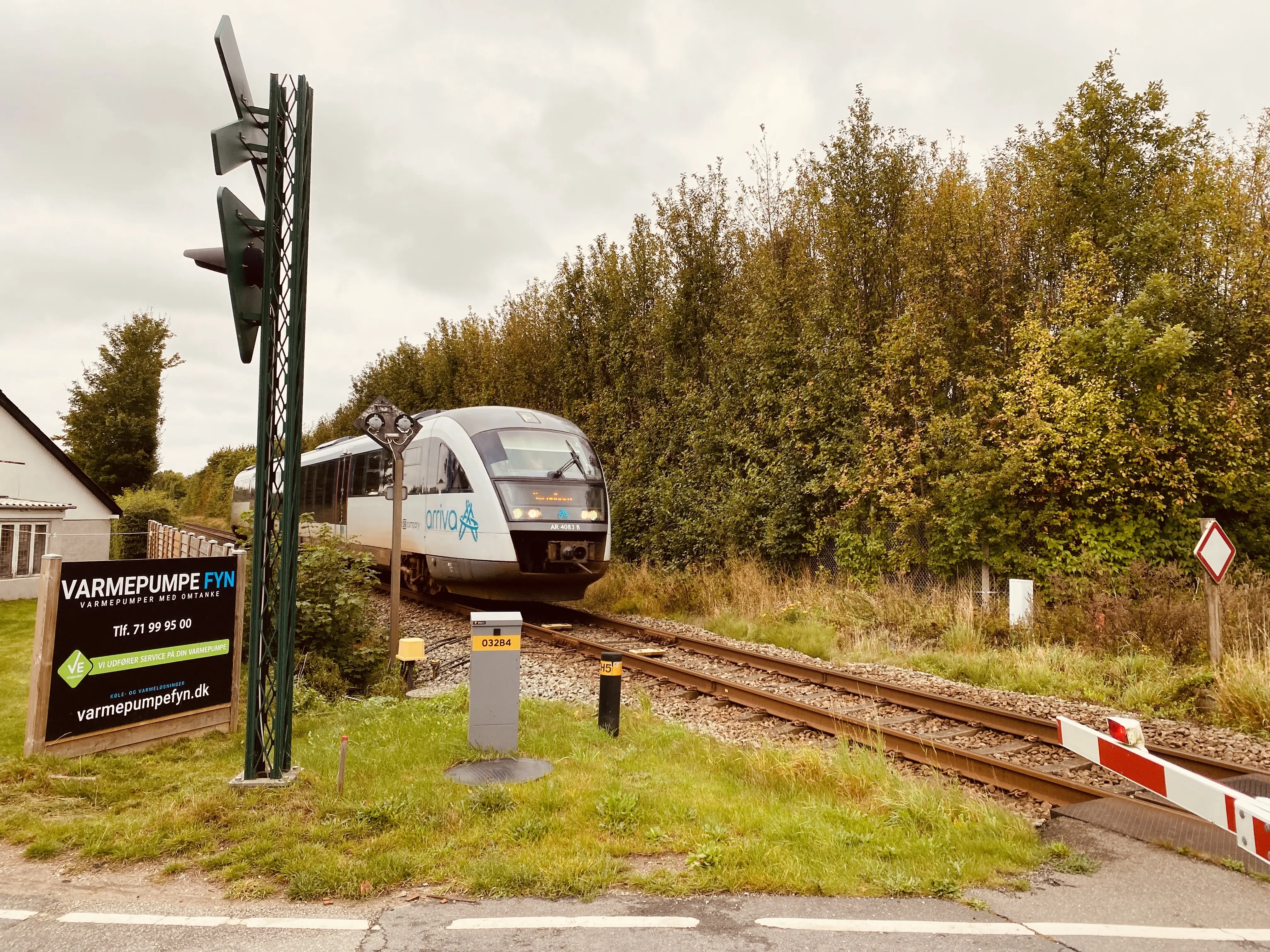 Billede af tog ud for Årslev Station. Billede af tog ud for Årslev Station.