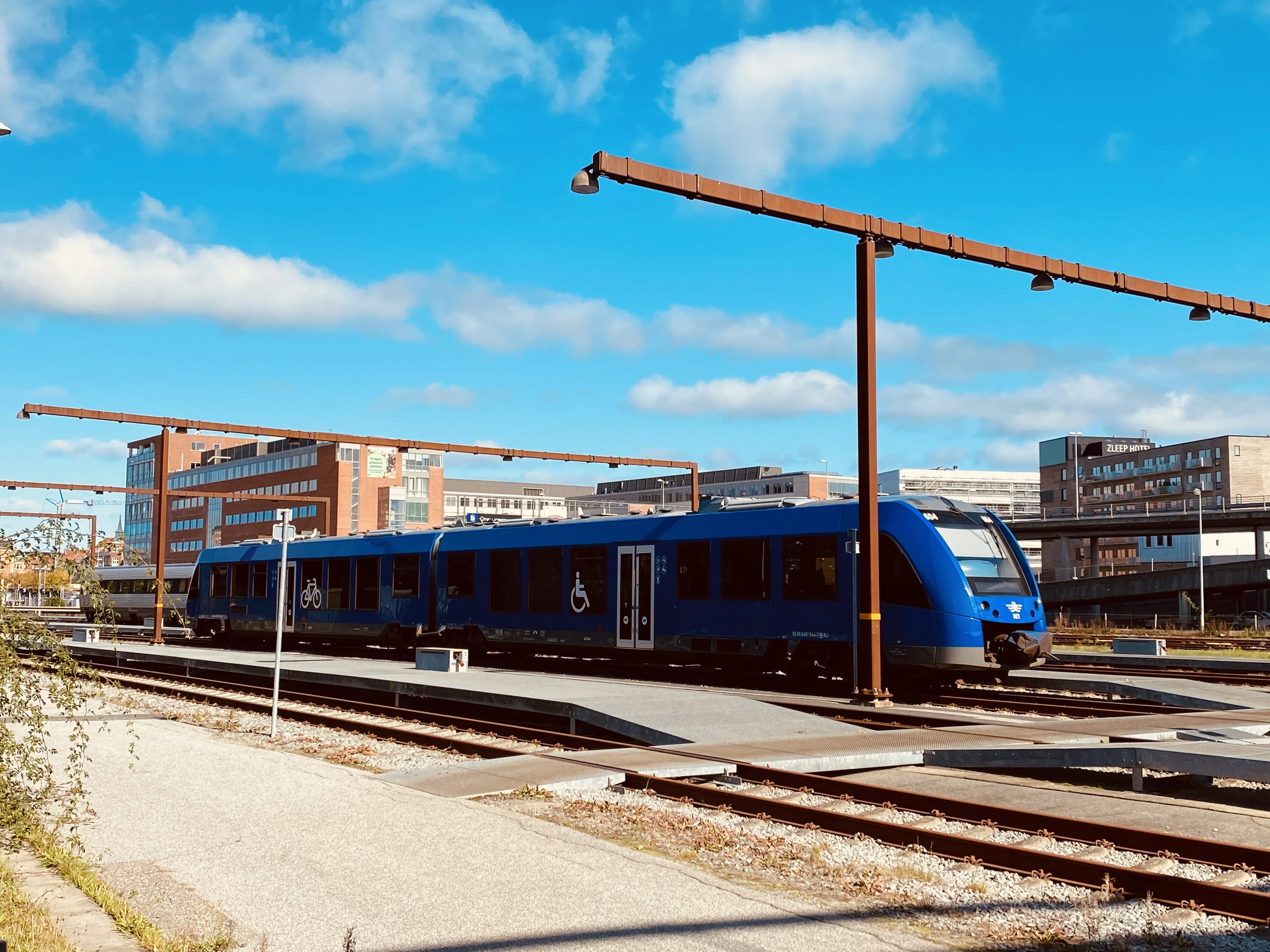 Billede af tog ud for Aalborg Station. Billede af tog ud for Aalborg Station.