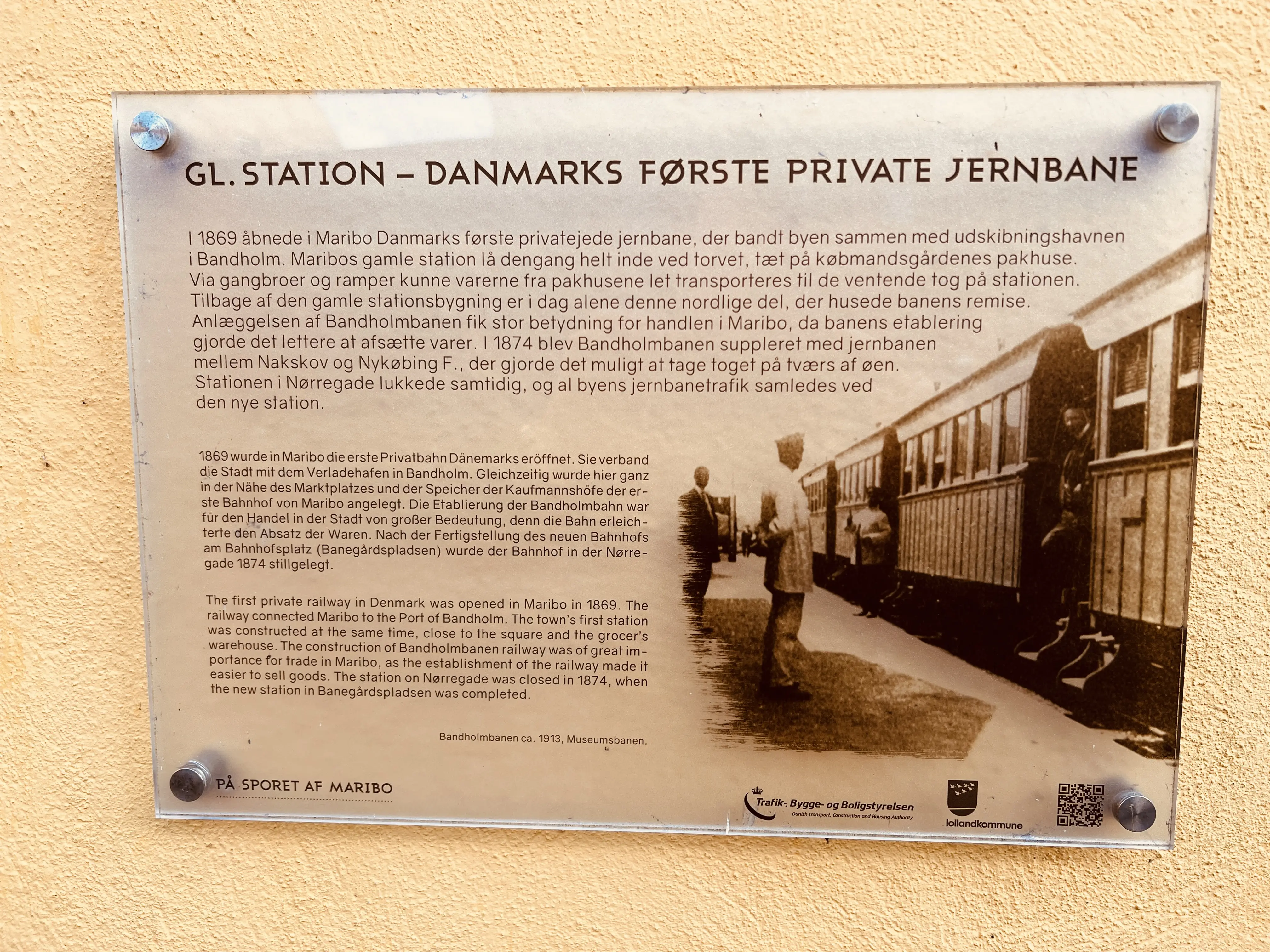 Billede af mindeplade til ære for Maribo Station. Billede af mindeplade til ære for Maribo Station.