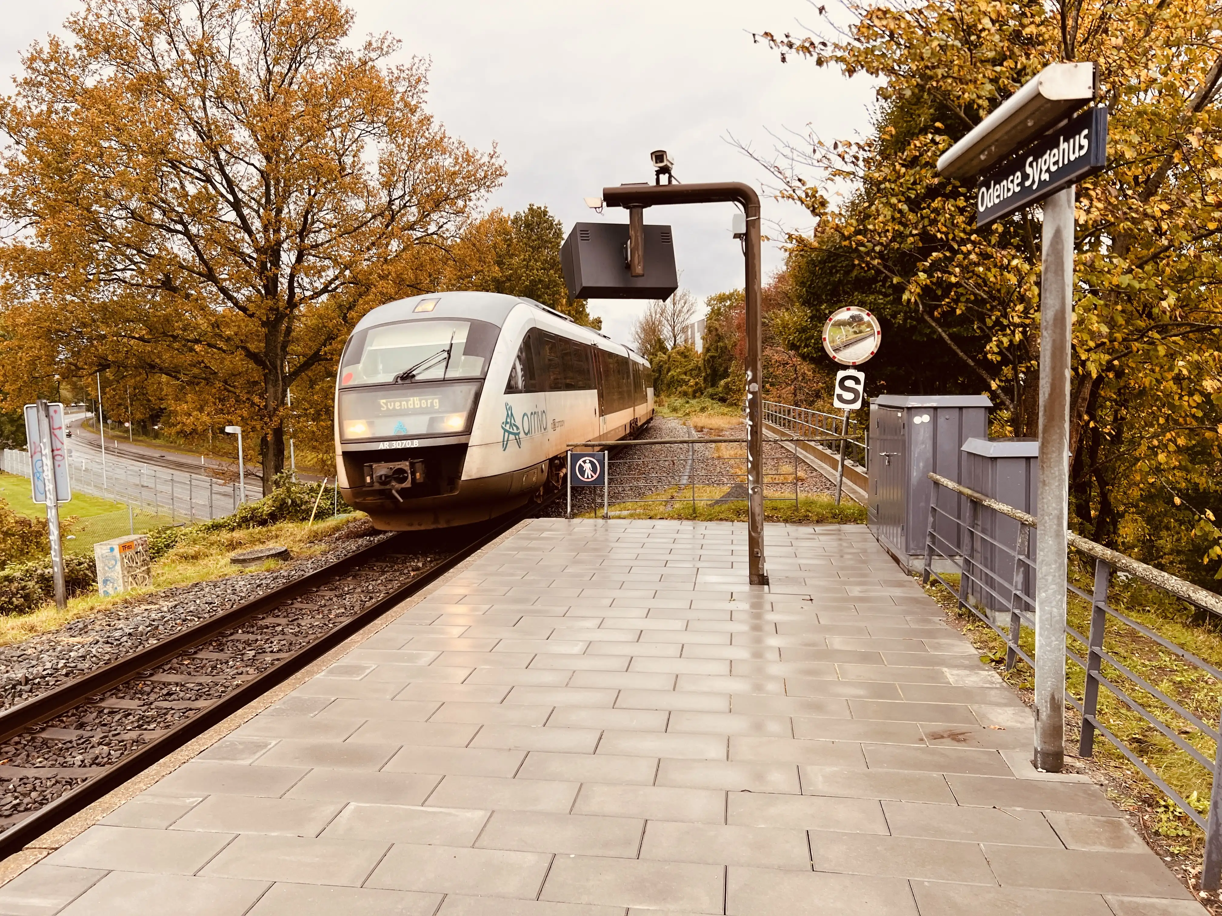 Billede af tog ud for Odense Sygehus Trinbræt.