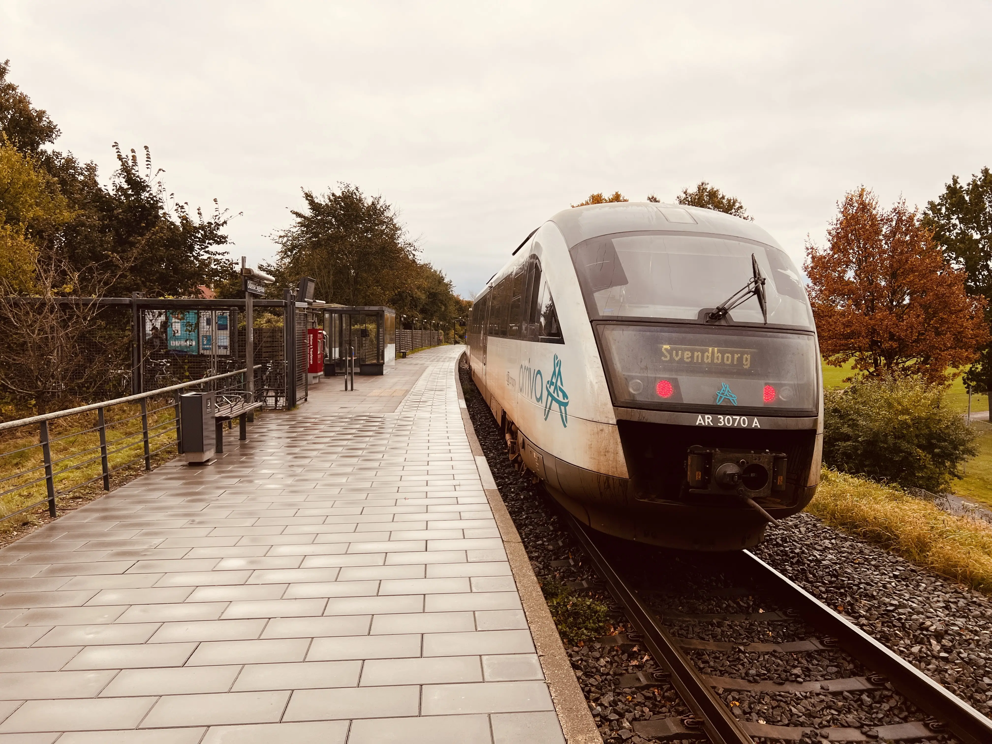 Billede af tog ud for Odense Sygehus Trinbræt.