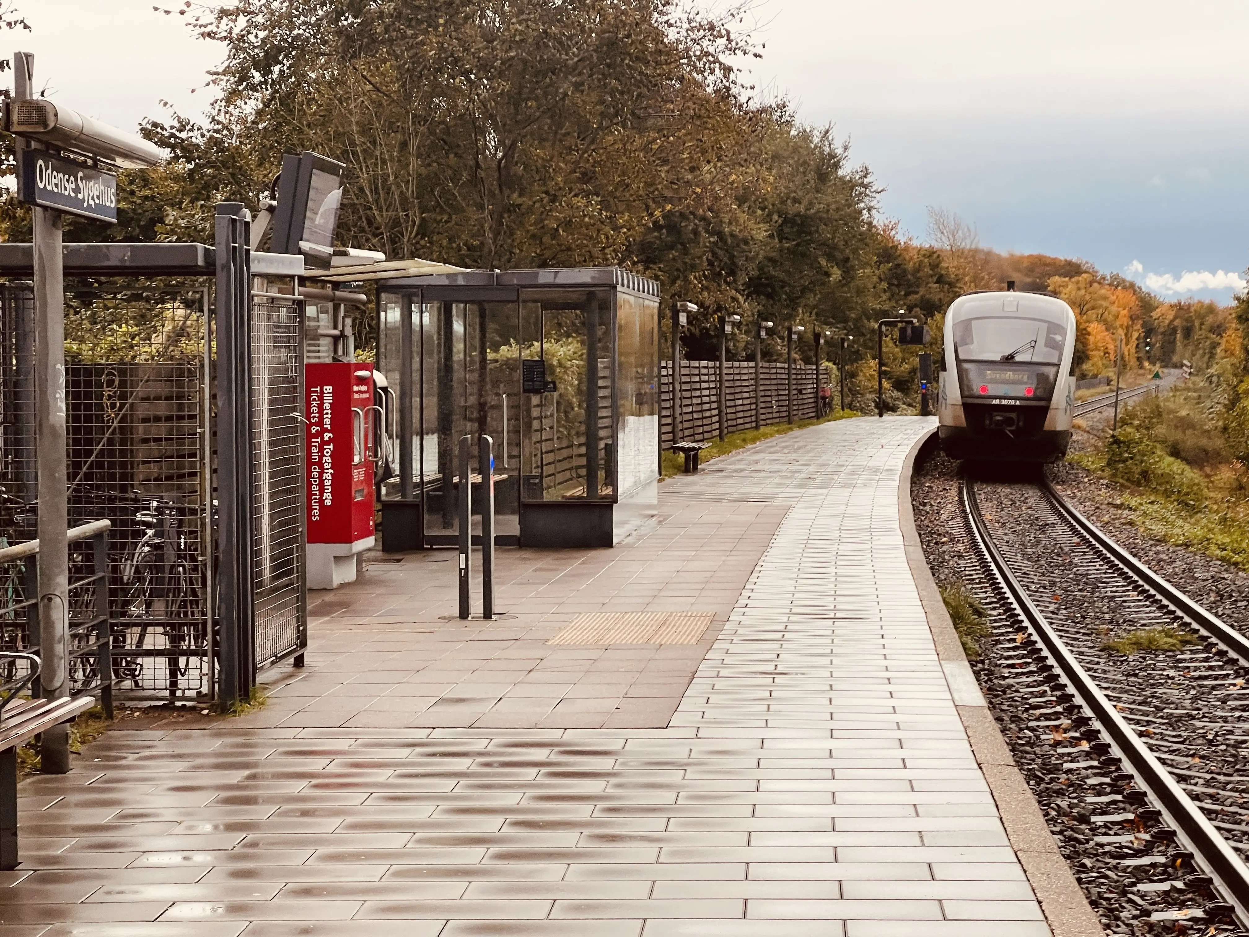 Billede af tog ud for Odense Sygehus Trinbræt.