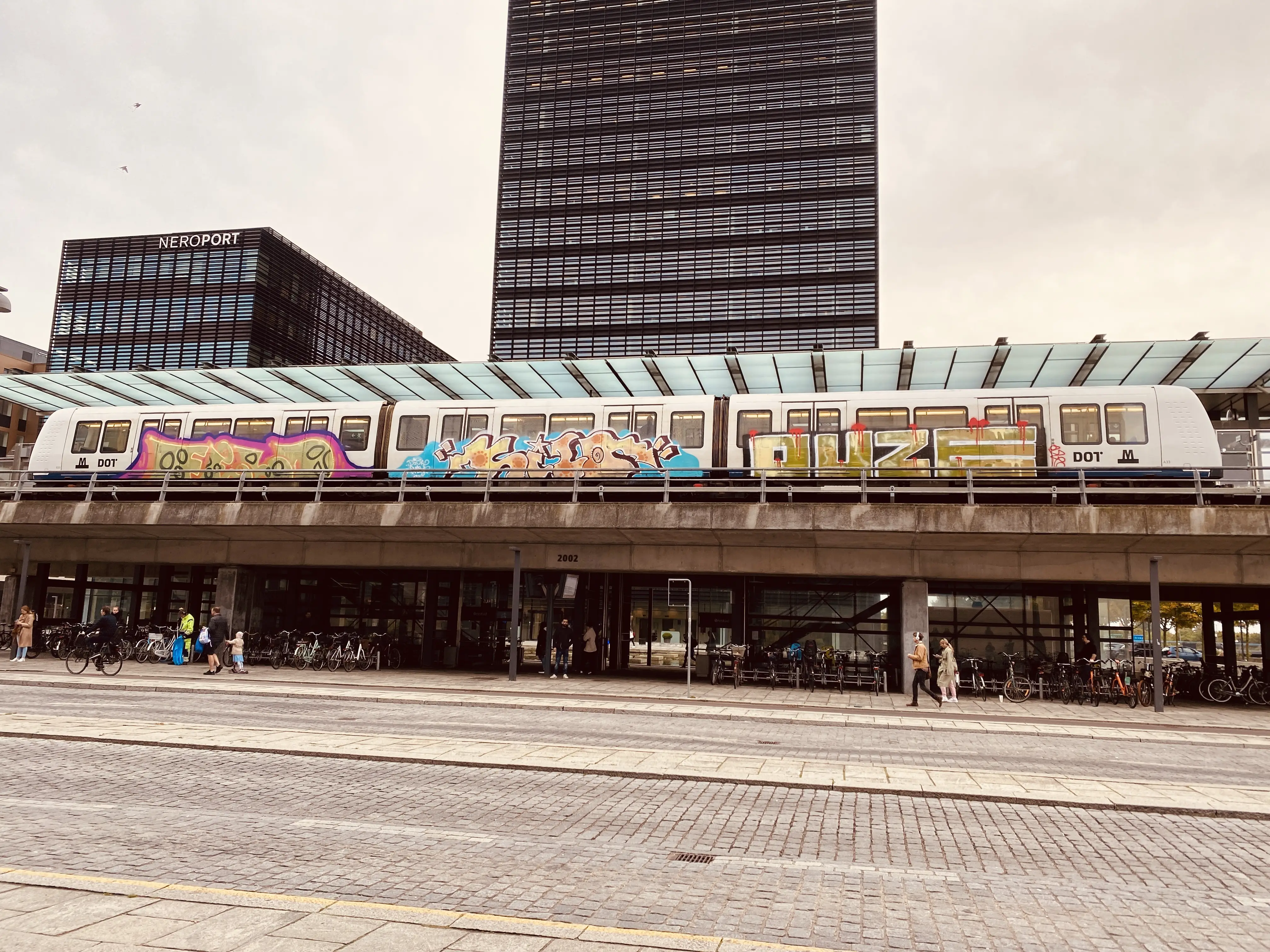 Billede af metrotog med grafittig på - ud for Ørestad Metrostation. Billede af metrotog med grafittig på - ud for Ørestad Metrostation.