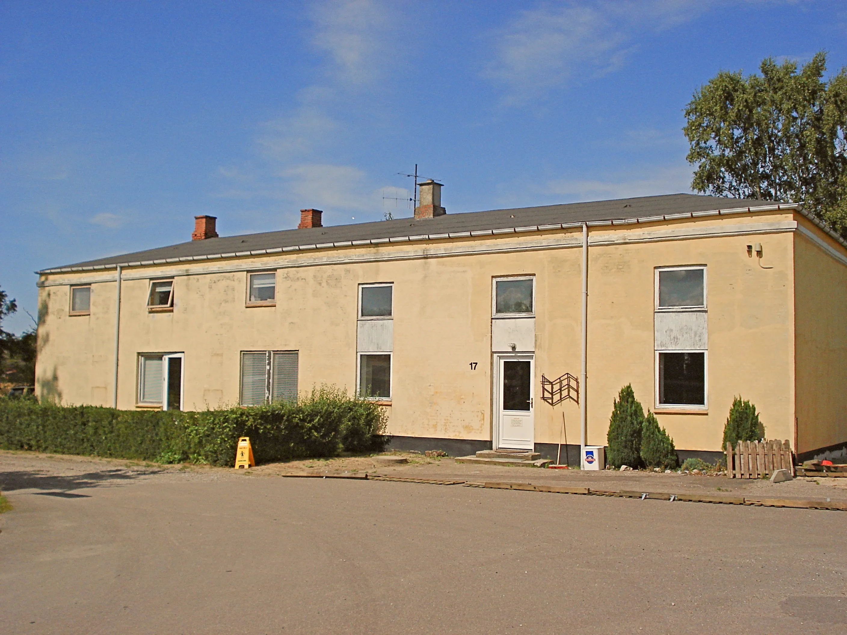 Billede af Torrig Stations remise - remisen blev omdannet til boliger efter den var udfaset som remise. Billede af Torrig Stations remise - remisen blev omdannet til boliger efter den var udfaset som remise.