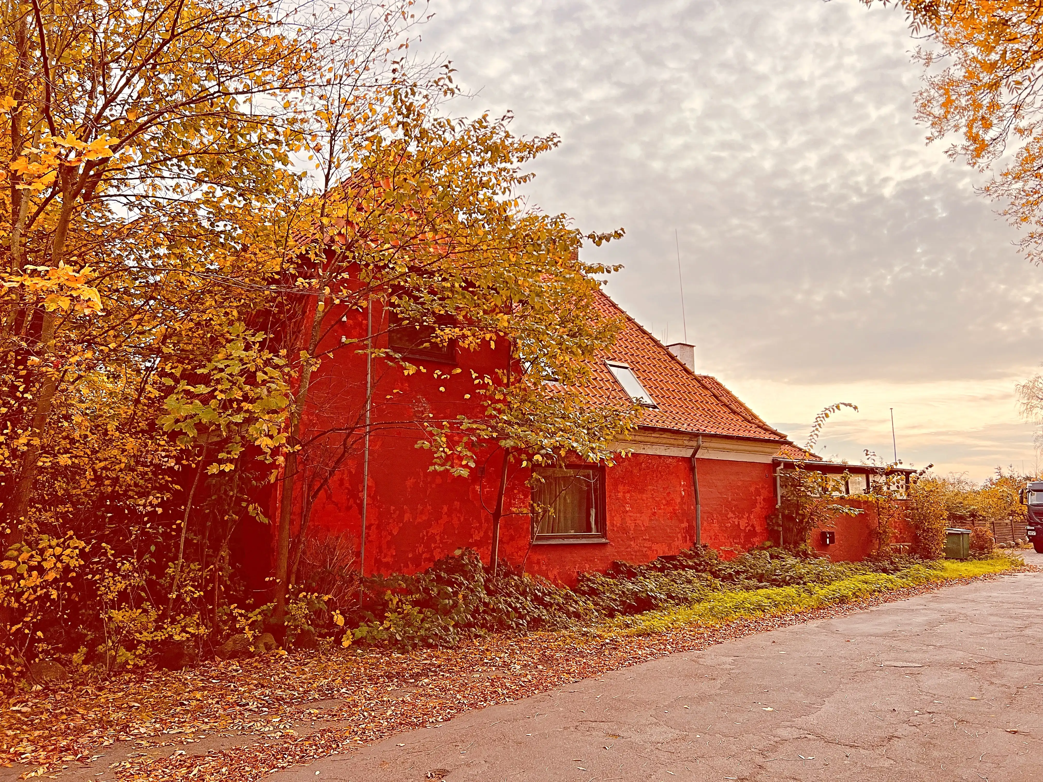 Billede af Harpelunde Station set fra vejsiden. Billede af Harpelunde Station set fra vejsiden.