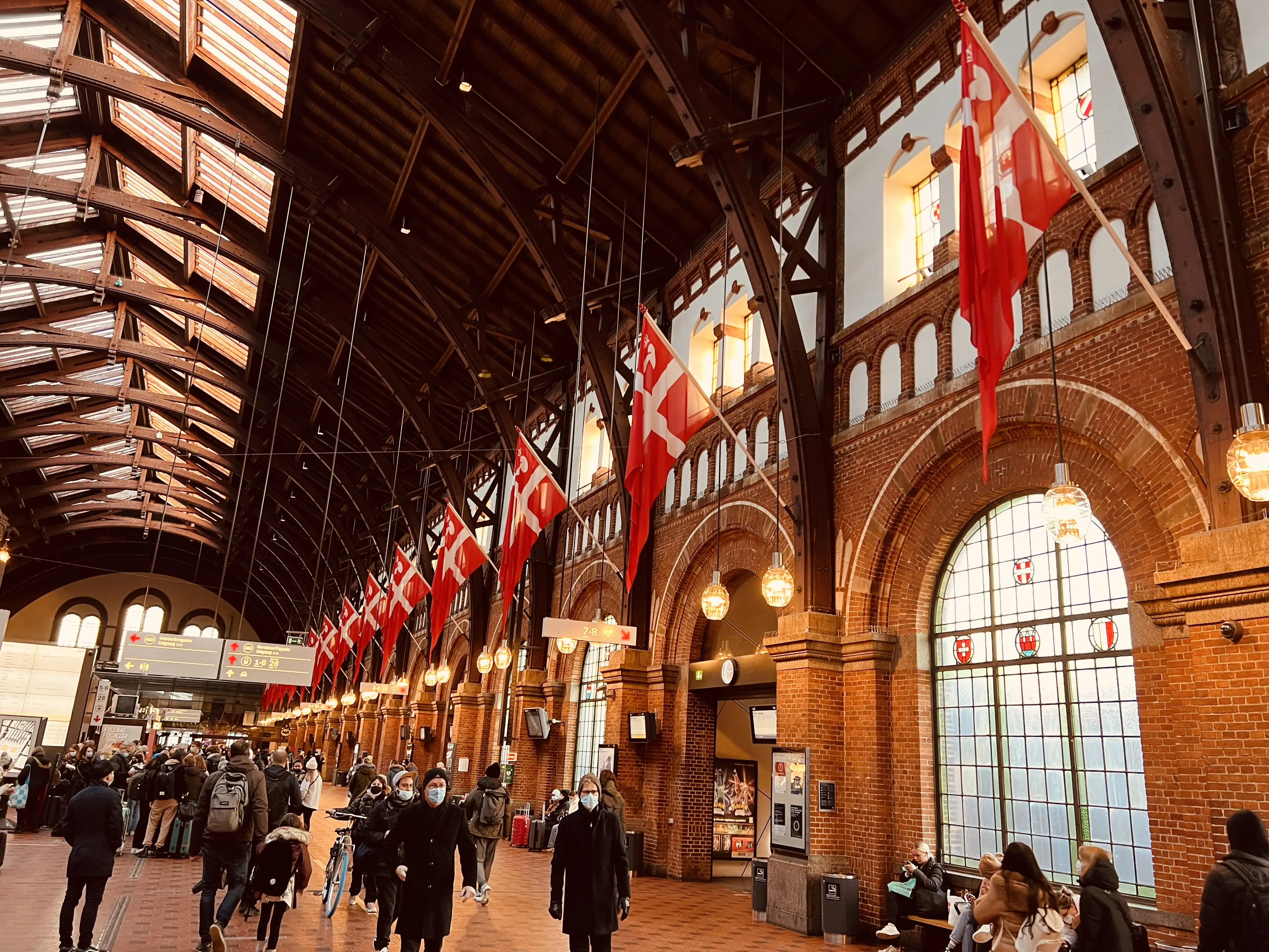 Billede af København Hovedbanegård med flag. Billede af København Hovedbanegård med flag.