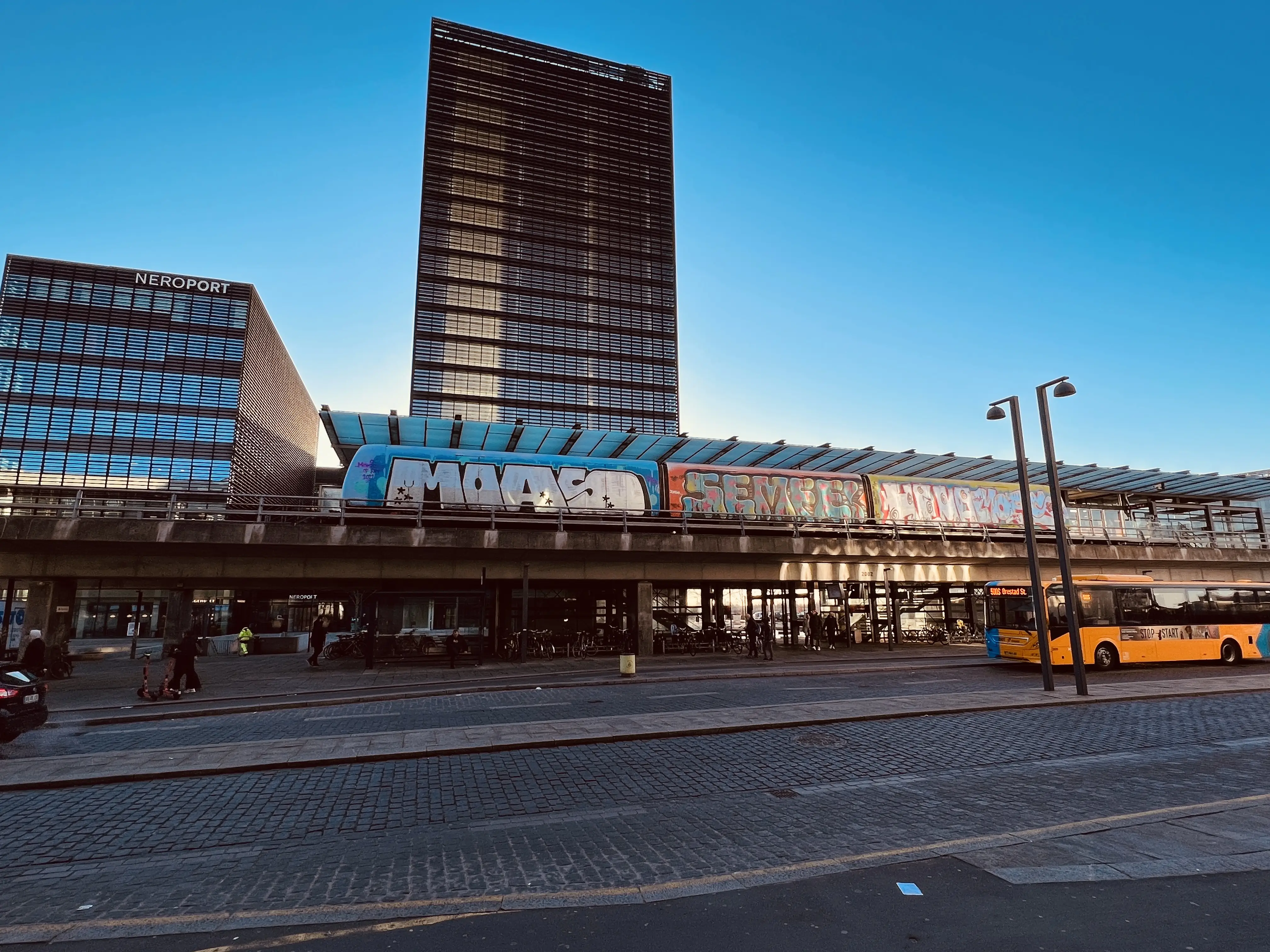 Billede af metrotog med grafittig på - ud for Ørestad Metrostation. Billede af metrotog med grafittig på - ud for Ørestad Metrostation.