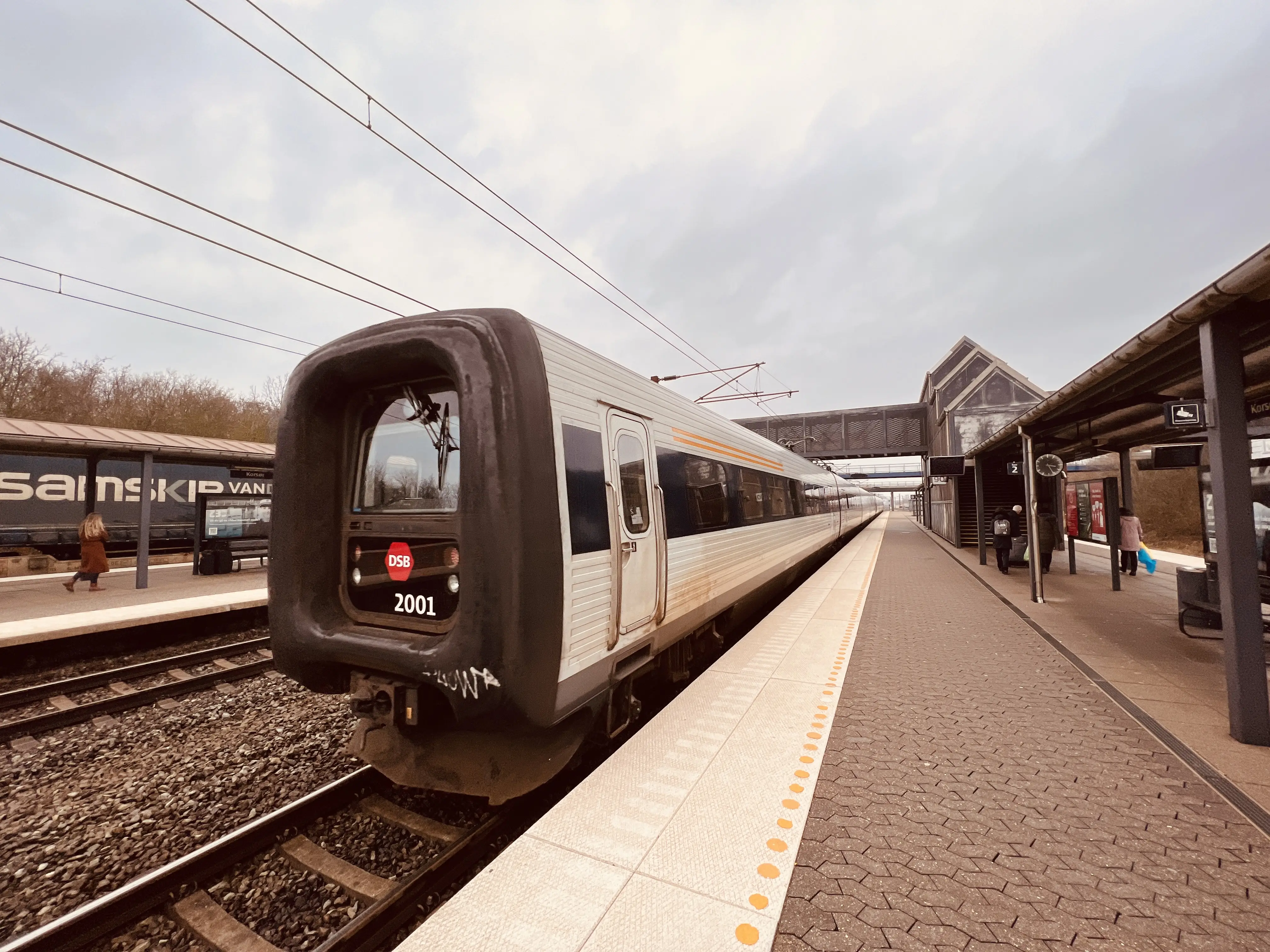 Billede af DSB ER 2001 fotograferet ud for Korsør Station.