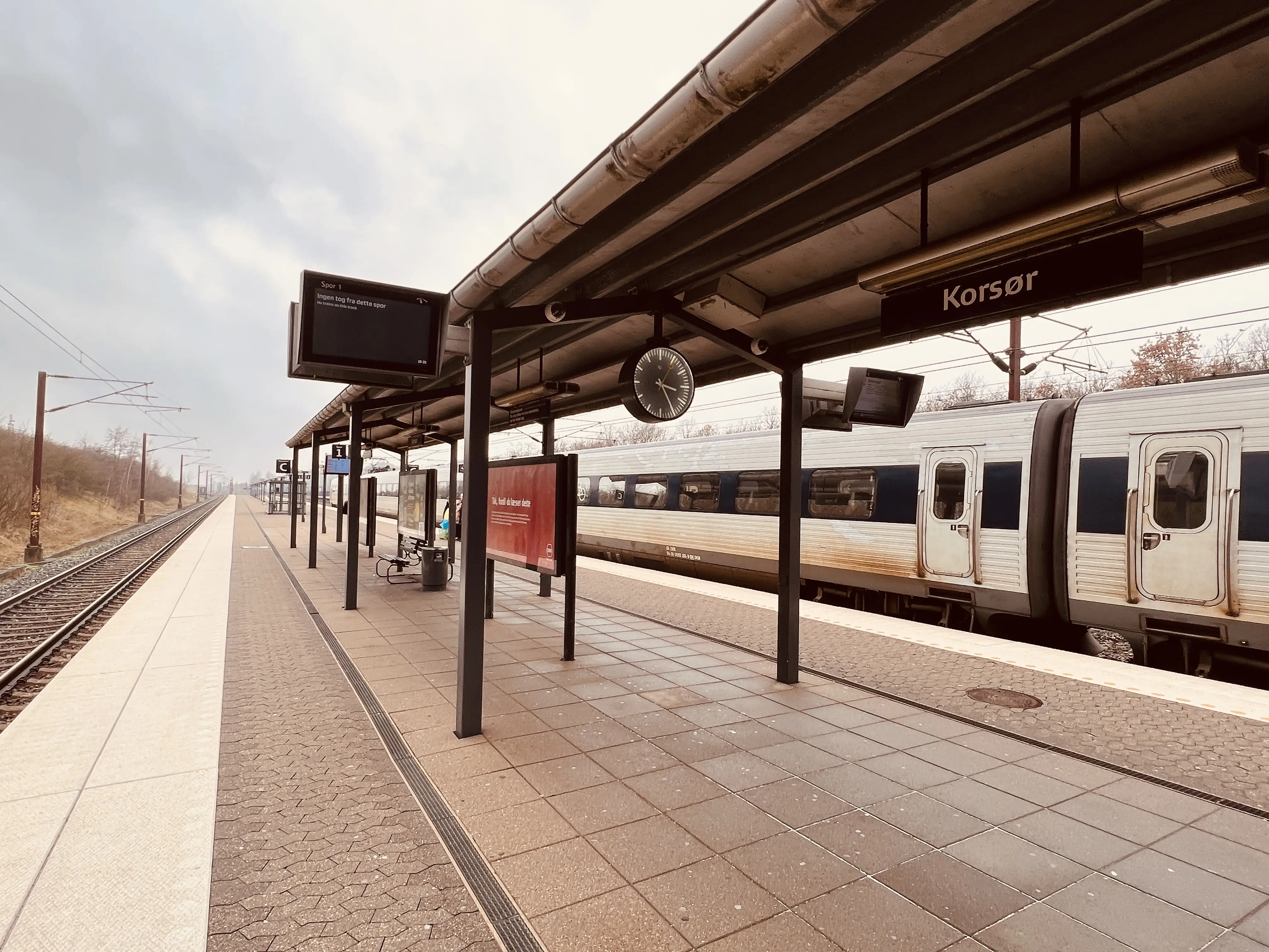 Billede af tog ud for Korsør Station.