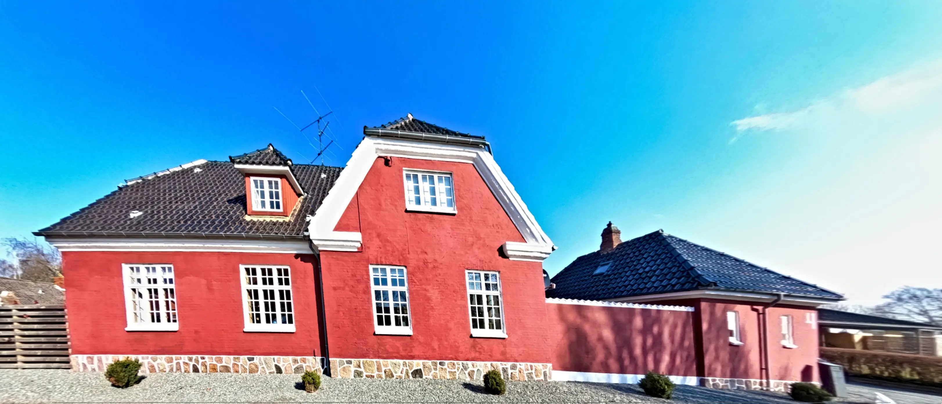 Billede af Harndrup Station set fra vejsiden. Billede af Harndrup Station set fra vejsiden.