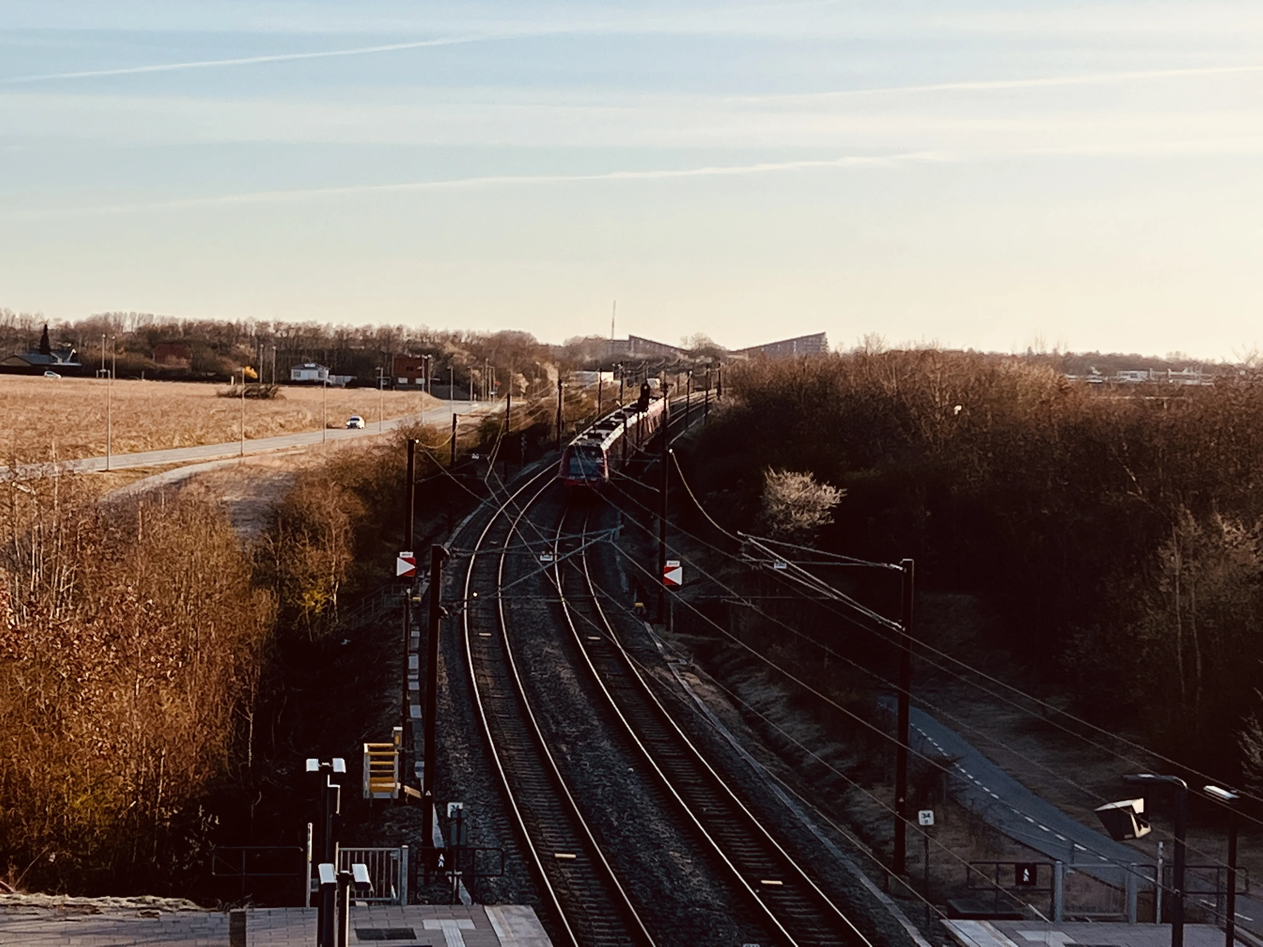 Billede af tog ud for Køge Nord S-togstrinbræt.