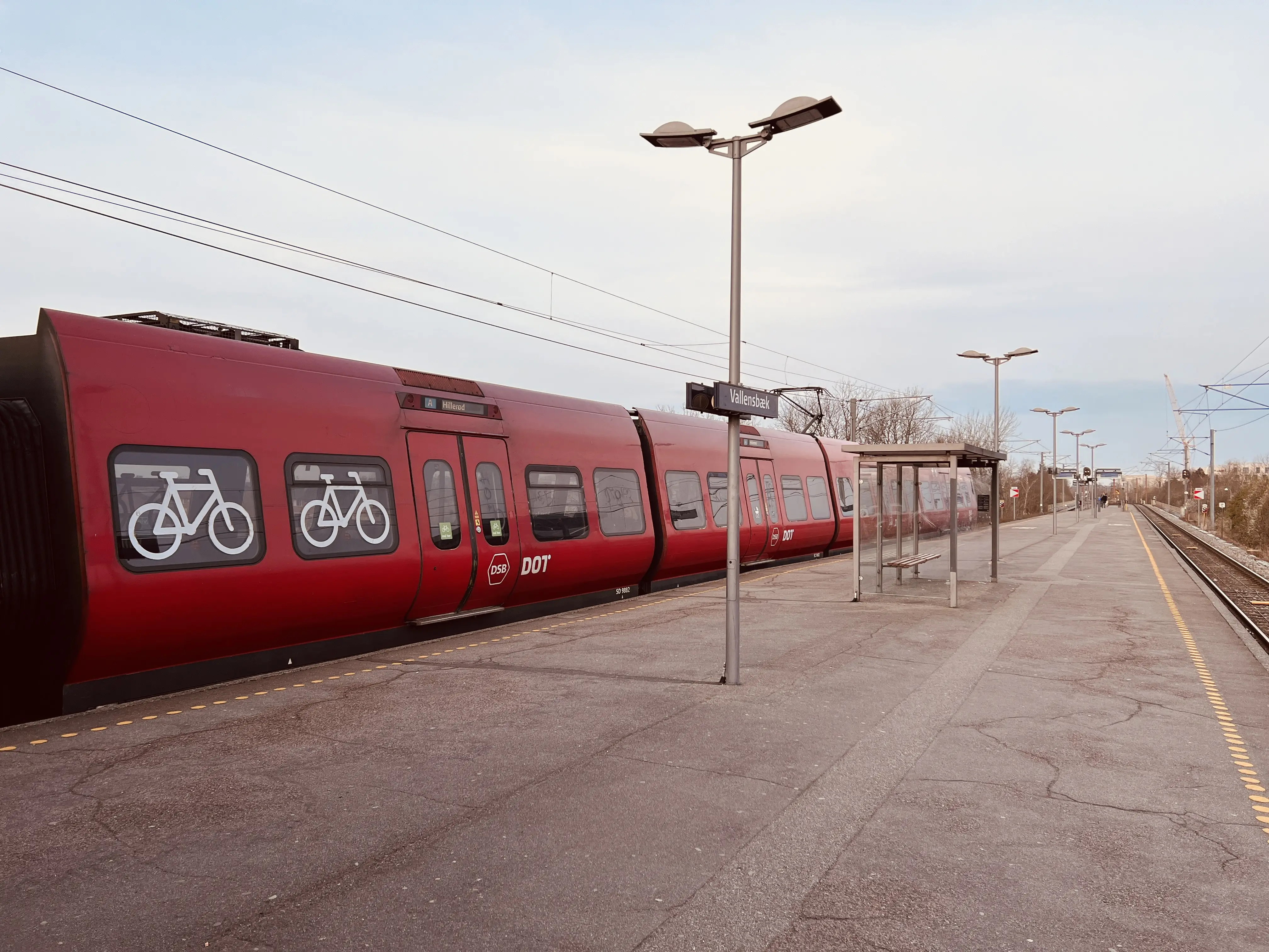 Billede af tog ud for Vallensbæk S-togsstation. Billede af tog ud for Vallensbæk S-togsstation.