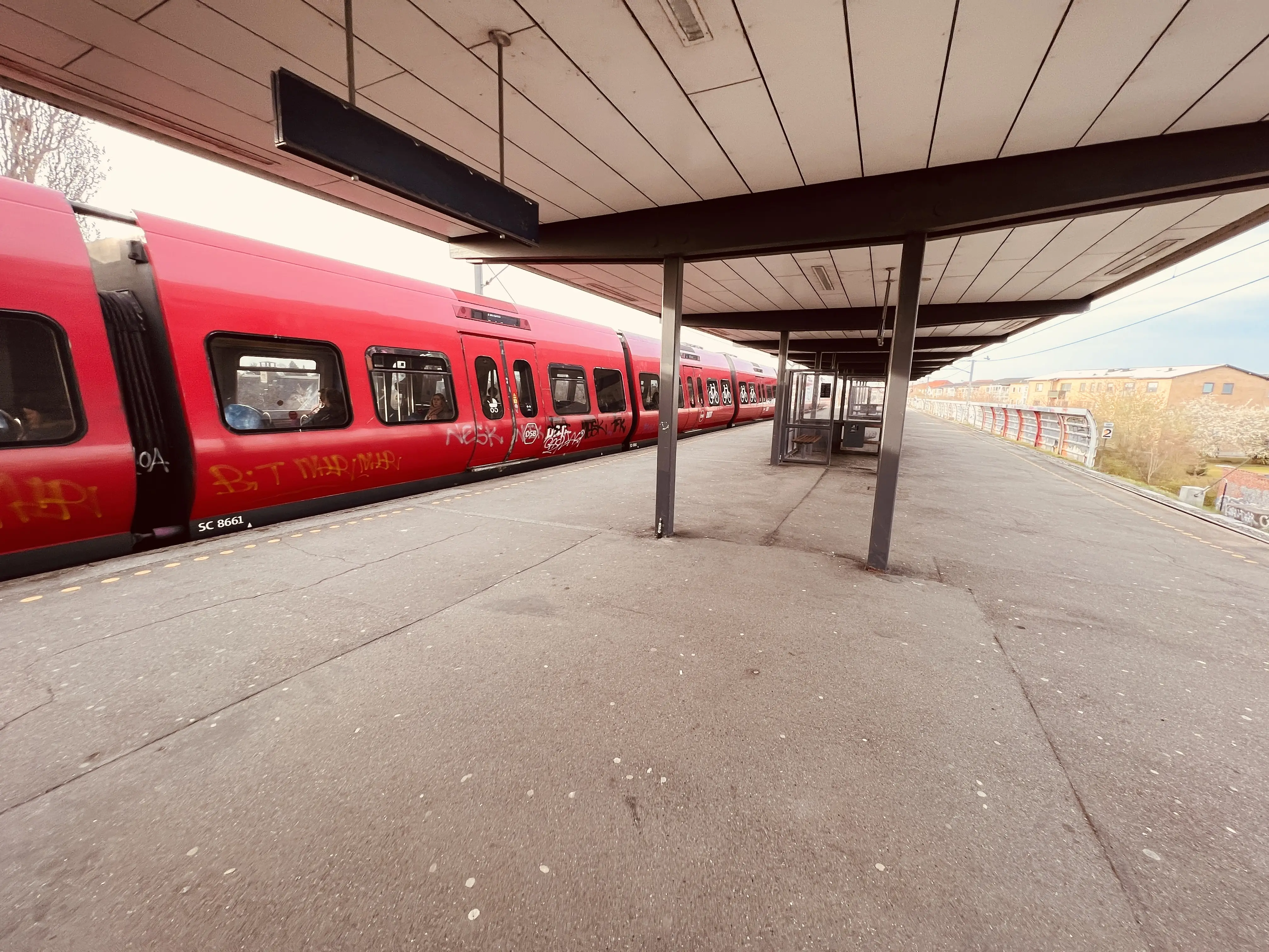 Billede af tog ud for Åmarken S-togstrinbræt. Billede af tog ud for Åmarken S-togstrinbræt.