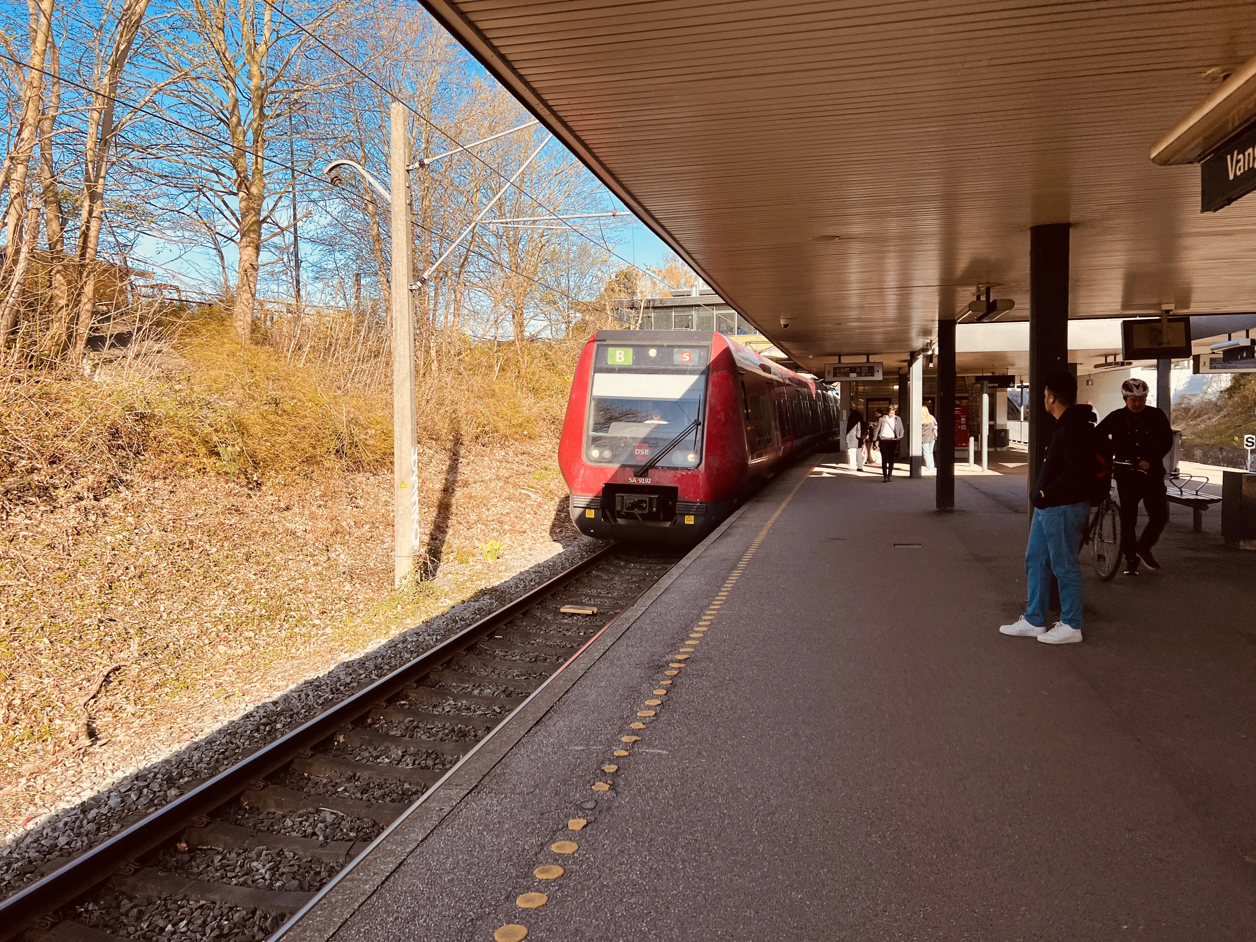 Billede af tog ud for Vangede S-togstrinbræt. Billede af tog ud for Vangede S-togstrinbræt.